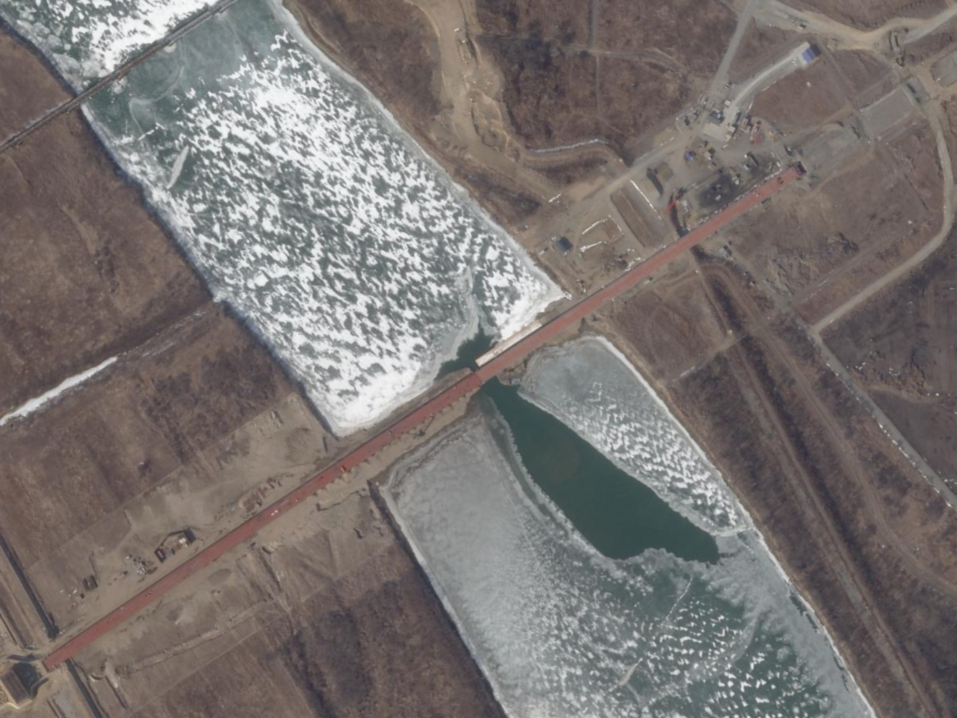 صور أقمار صناعية ترصد اقتراب اكتمال جسر يربط روسيا بكوريا الشمالية