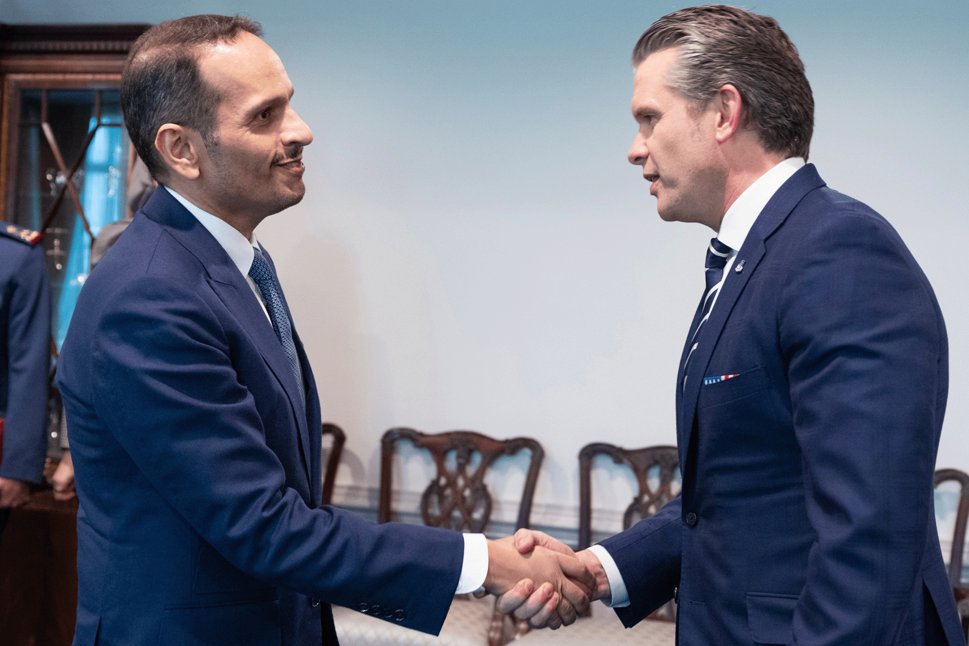 رئيس الوزراء القطري يجتمع مع وزير الحرب الأمريكي في واشنطن