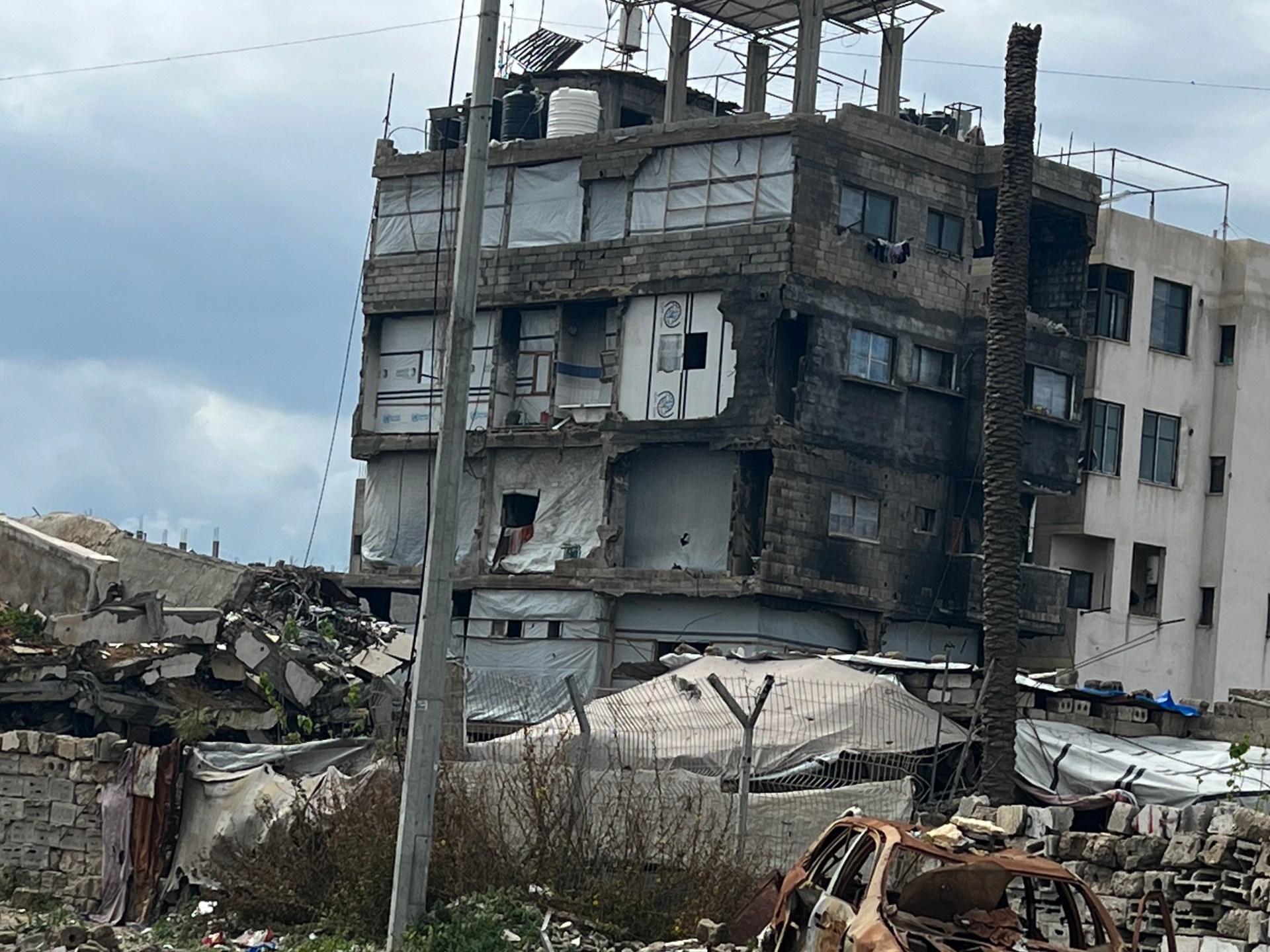 ما وراء الجدران المؤقتة.. خشب ونايلون يُعيدان الحياة لعائلات غزة