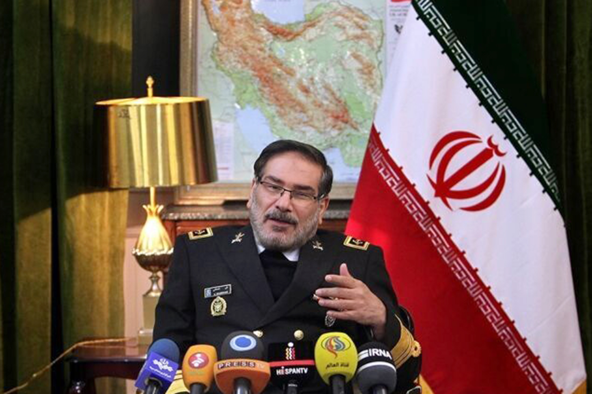 بعد إعلان مقتله رسميا.. حساب شمخاني يبعث رسالة "أنا ما زلت على قيد الحياة"