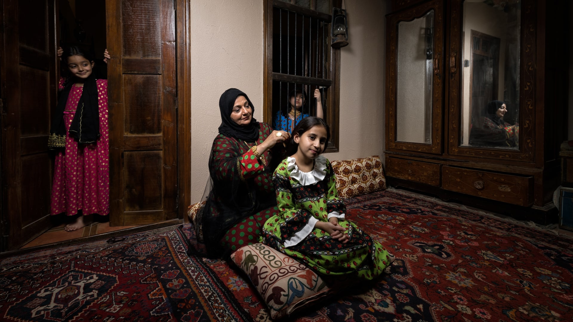 "هن الحكاية".. صور مؤثرة تجسّد الأدوار المحورية للنساء من حول العالم