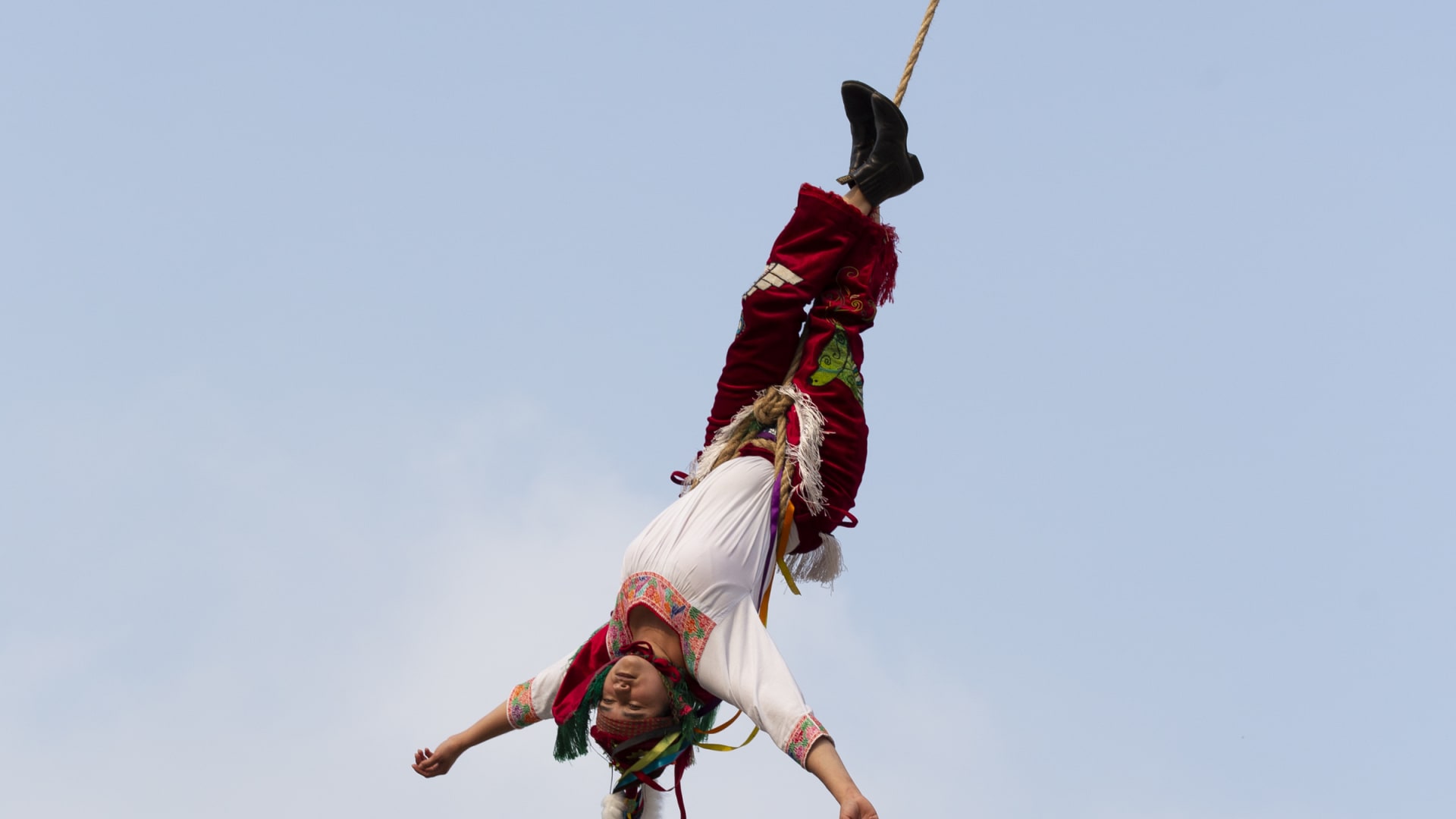 في المكسيك.. نساء يتحدين الجاذبية بهذه الرقصة التقليدية على علو 30 مترًا