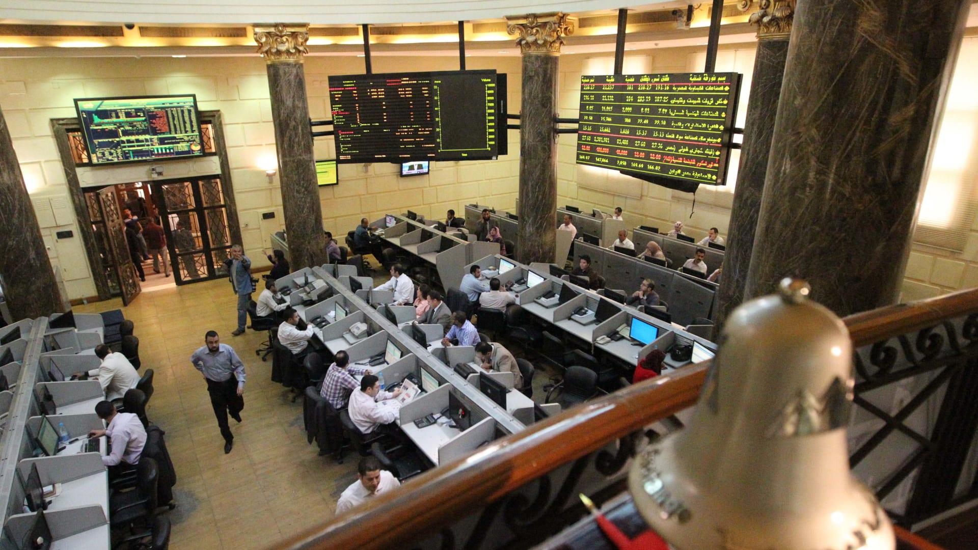 مصر.. الذهب والدولار يسجلان ارتفاعًا والبورصة تقلص خسائرها بعد موجة بيع تحوطي