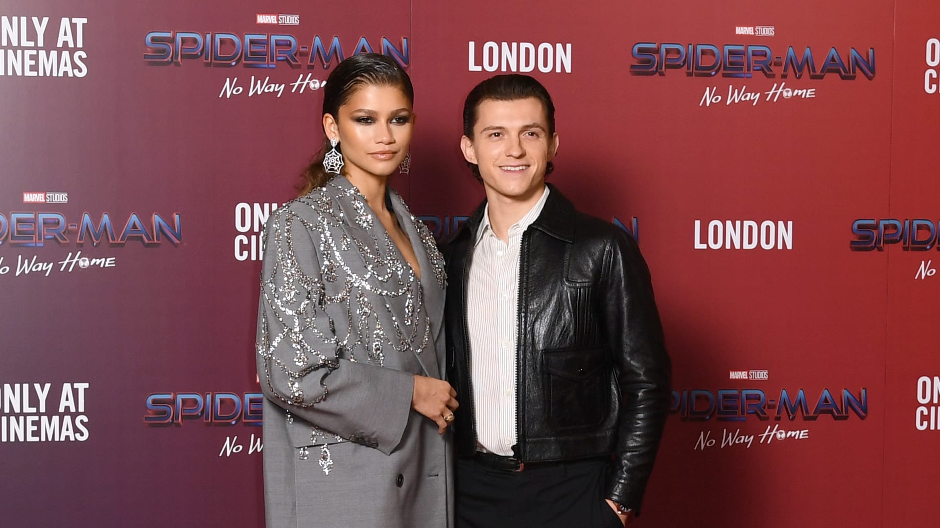 منسق الأزياء لو روش يزعم أن زيندايا وتوم هولاند قد تزوجا سرًا