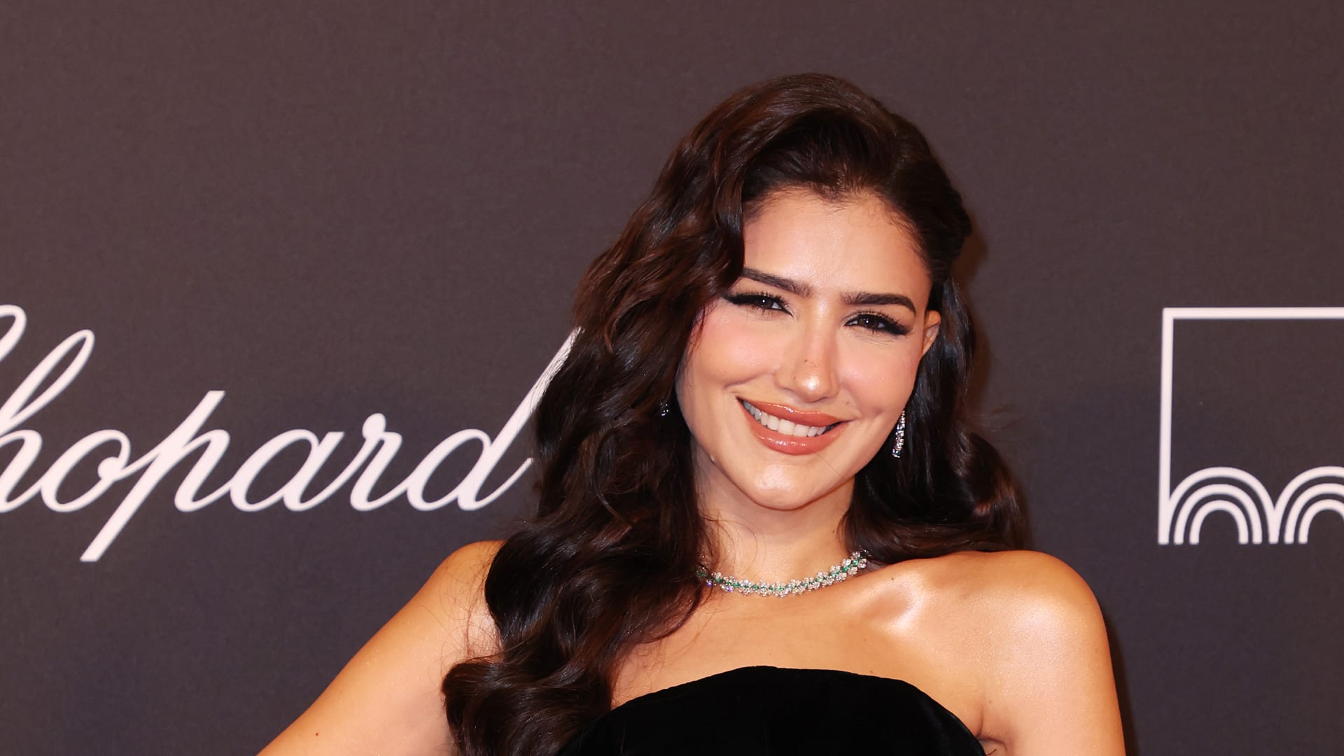 مي عمر تنهي تصوير مسلسل "الست موناليزا" بعد أيام من فقد والدها