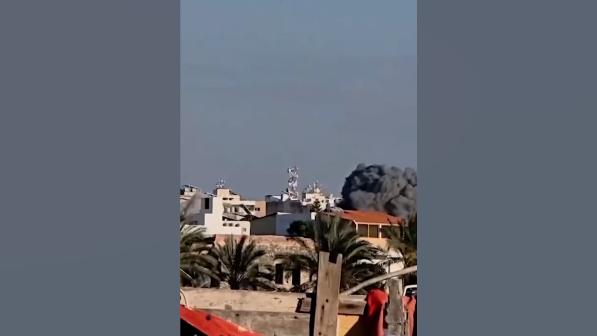 لحظة انهيار مبنى شاهق بعد غارة إسرائيلية في جنوب لبنان