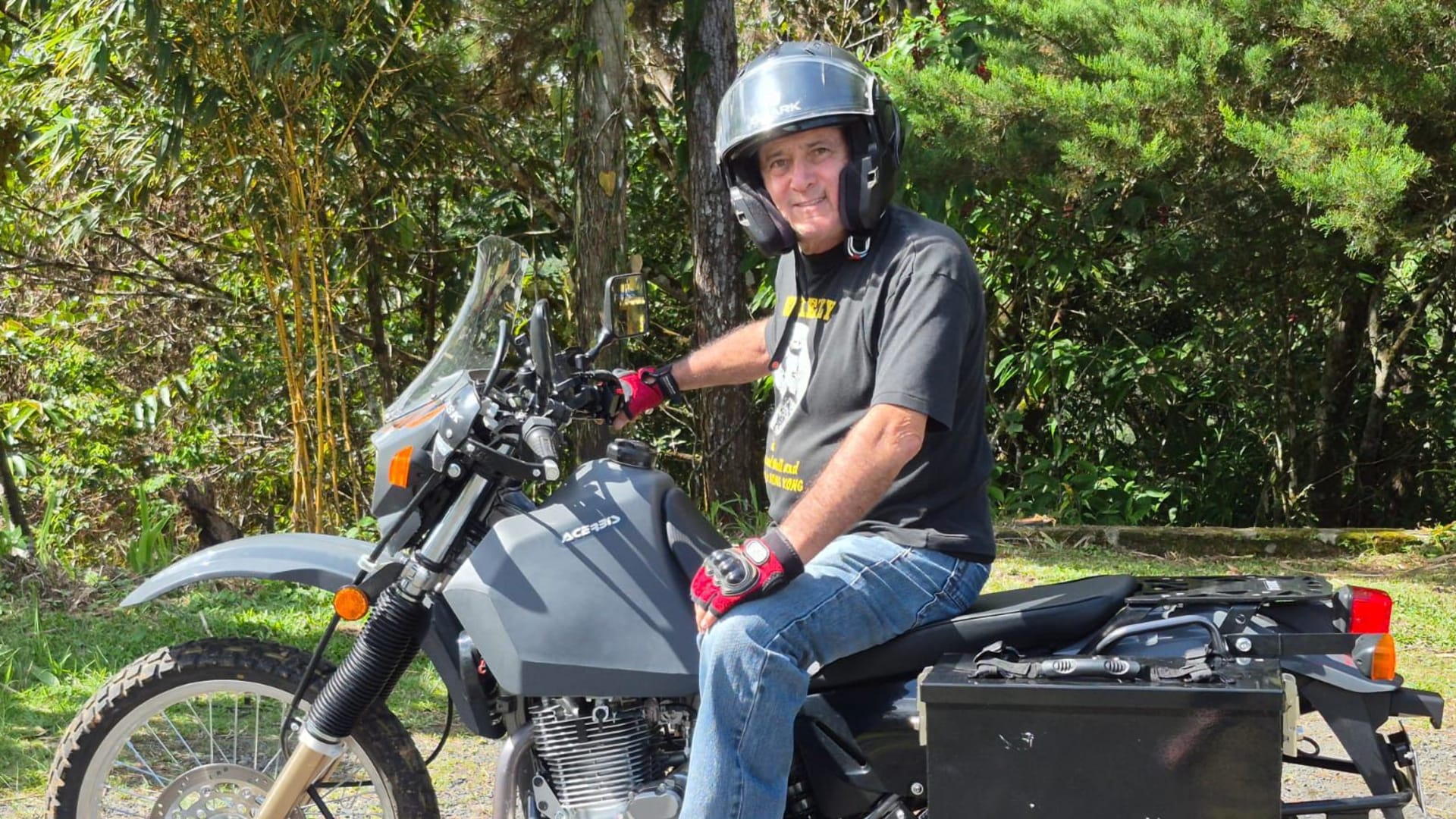 عمره 77 عامًا.. ناجٍ من أزمة قلبية يجوب العالم على دراجة نارية