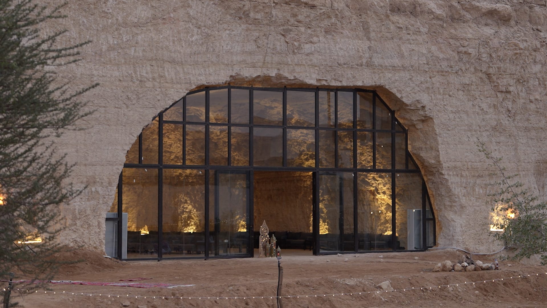 "مجلس الكهف" في السعودية..هكذا قام سعودي بتجويفه داخل الجبال الصخرية في مزرعته