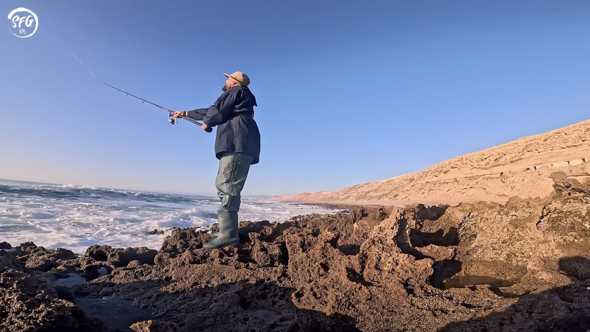 أسماك وخبز على الحطب..مغربي يصطاد وجبة إفطاره الرمضاني من البحر مباشرة