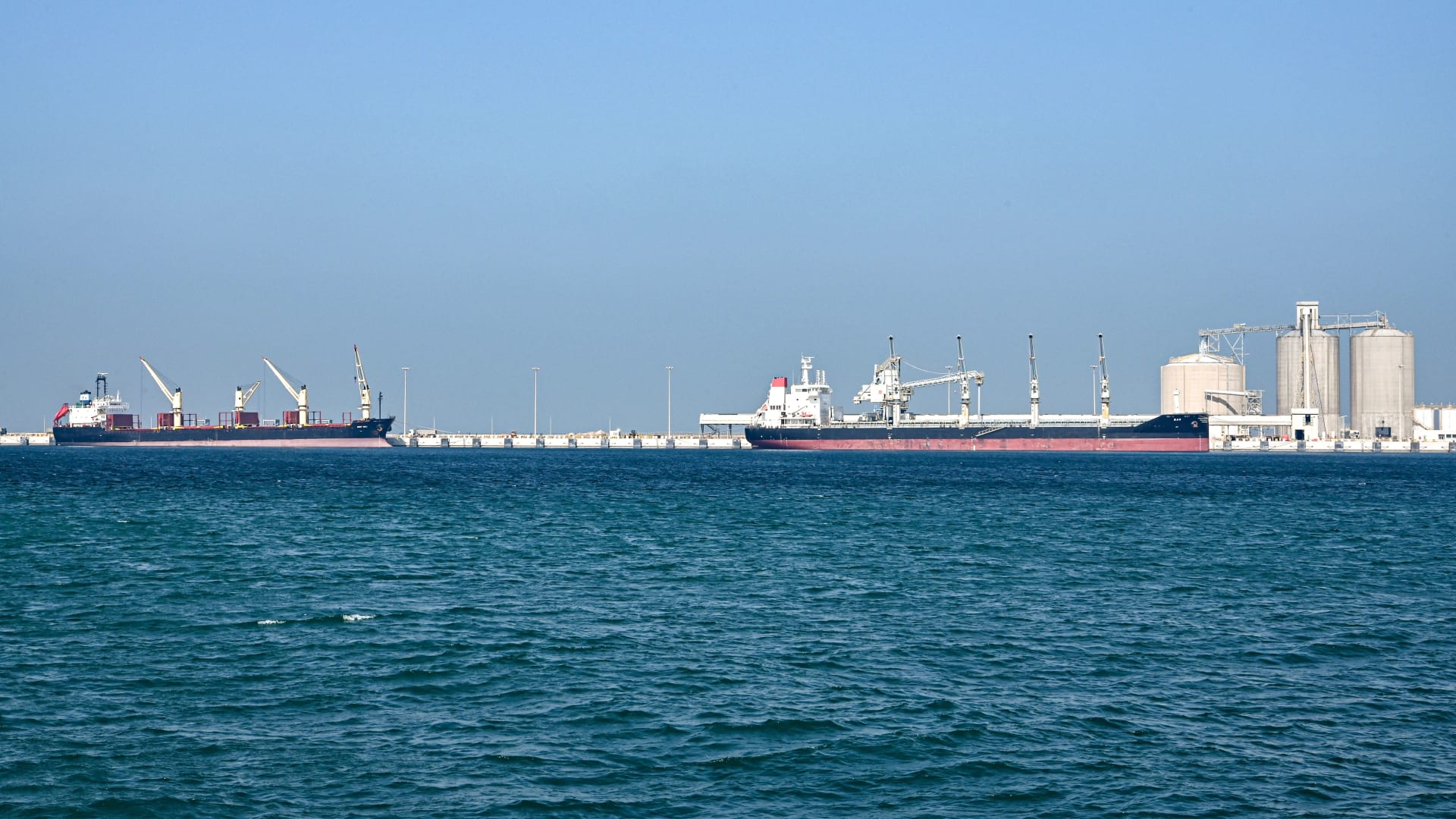 السعودية تحول التجارة إلى موانئها الغربية لتجنب مضيق هرمز