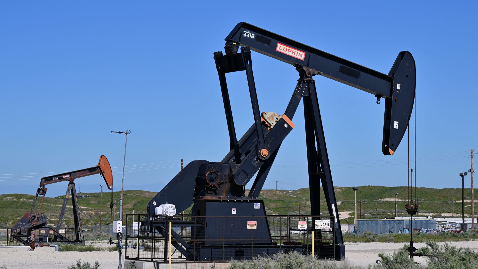 سعر النفط يتجاوز 100 دولار مجددا رغم الإفراج التاريخي عن الاحتياطيات