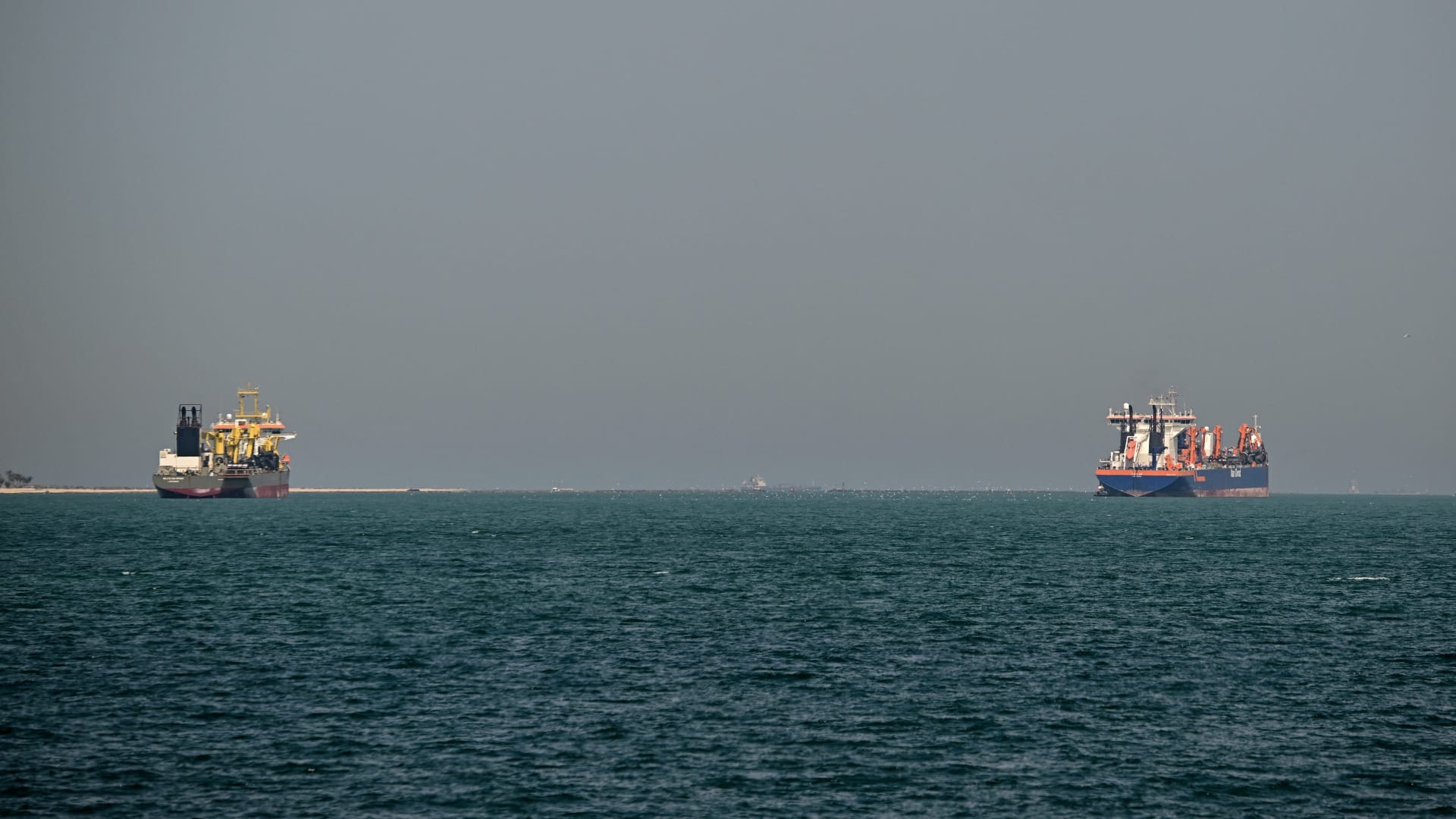 مضيق هرمز.. هيئة بحرية تعلن عن استهداف سادس سفينة حاويات بيومين صباح الخميس