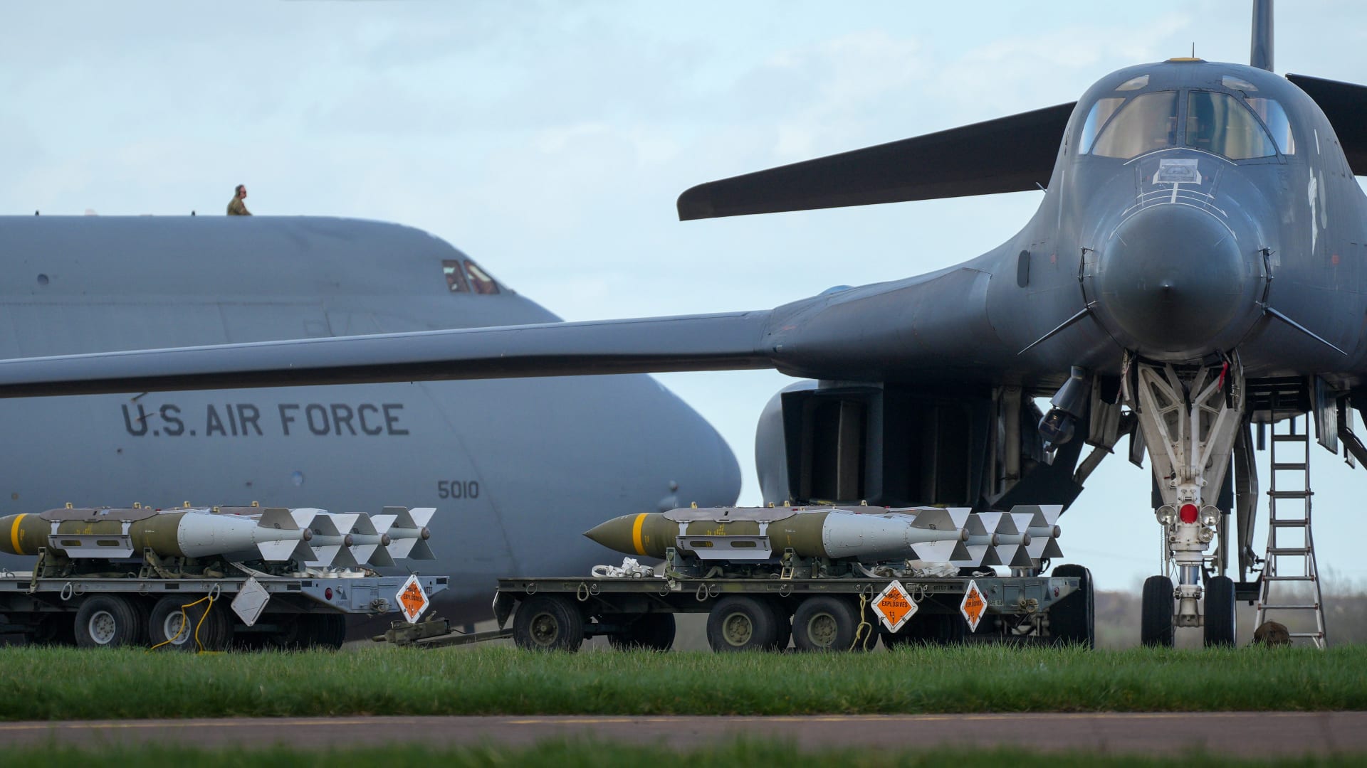 نشر لقطات لقاذفات B-1 الأمريكية تُحمّل بذخائر قادرة على تدمير أهداف بأعماق الأرض.. ما الرسالة؟