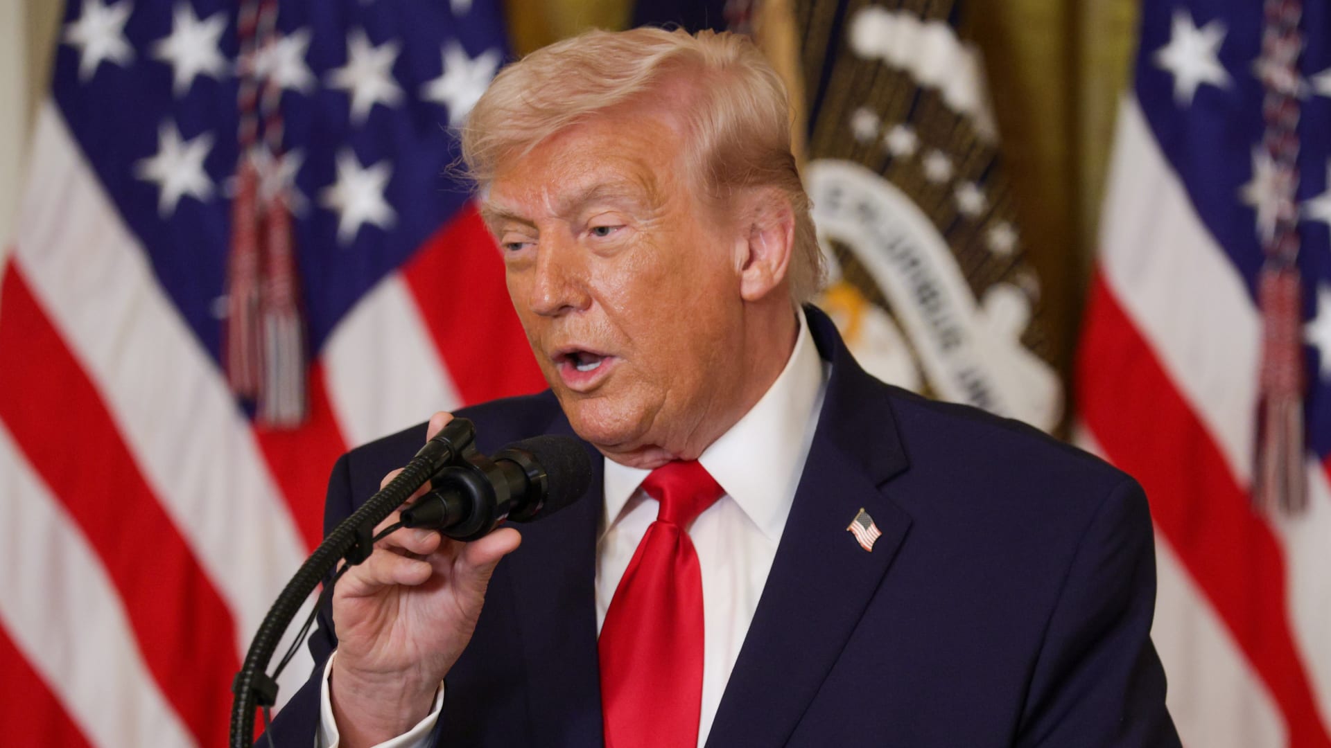 ترامب يقترح أن تُظهر ناقلات النفط "بعض الشجاعة" في مضيق هرمز