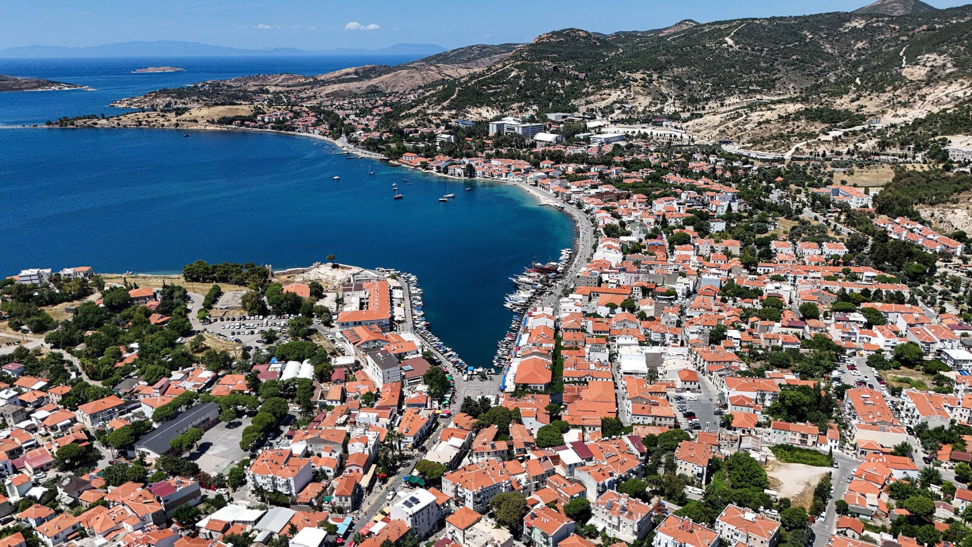 من حوريات البحر إلى فقمات تتحوّل إلى بشر.. تتقاطع الأساطير في هذه البلدة التركية الساحلية