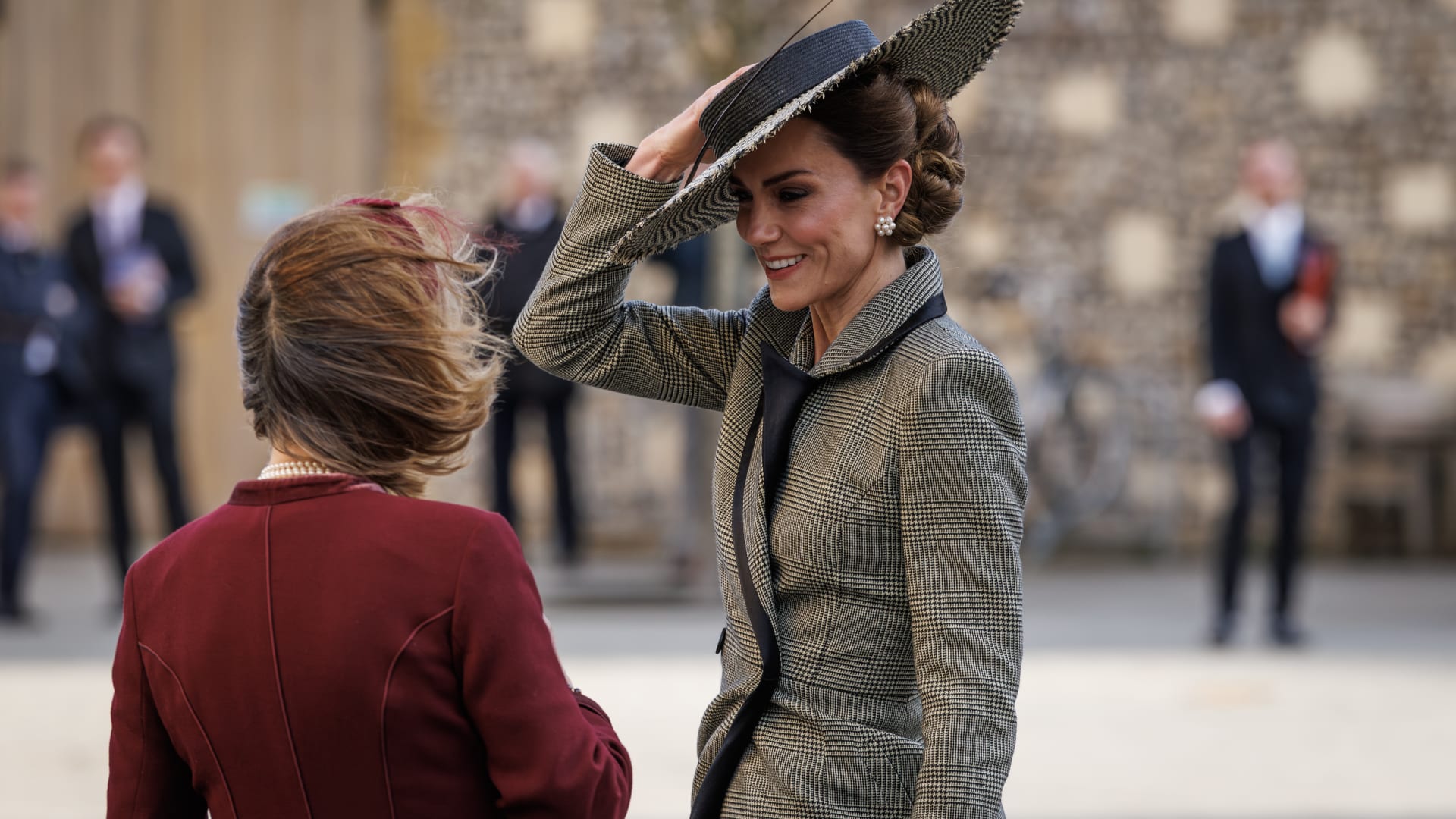 ممسكة بقبّعتها طوال الوقت.. الرياح "تربك" كيت ميدلتون في بريطانيا