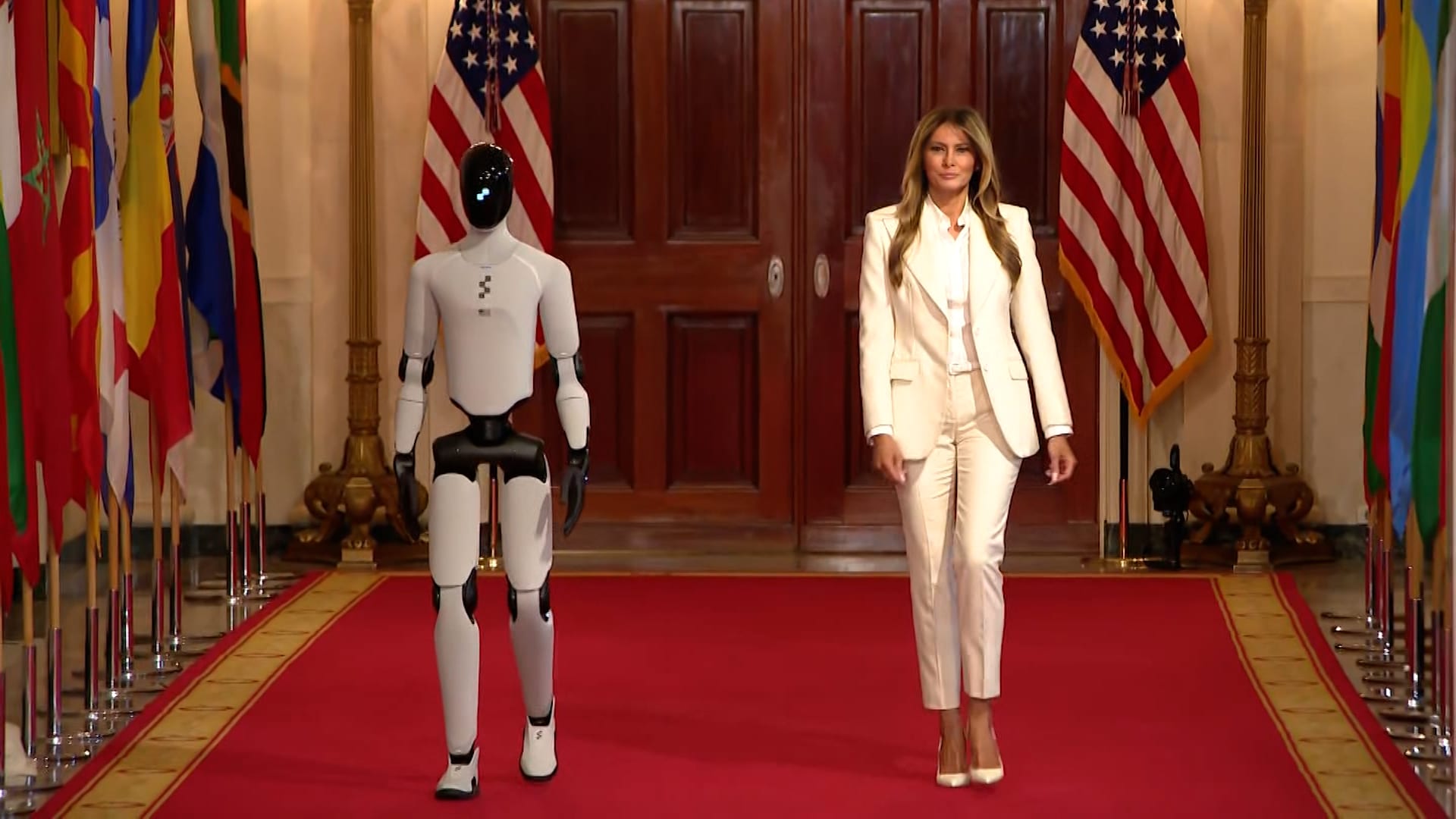 ميلانيا ترامب تُحضر ضيفًا مميزًا إلى فعالية للذكاء الاصطناعي.. من يكون؟