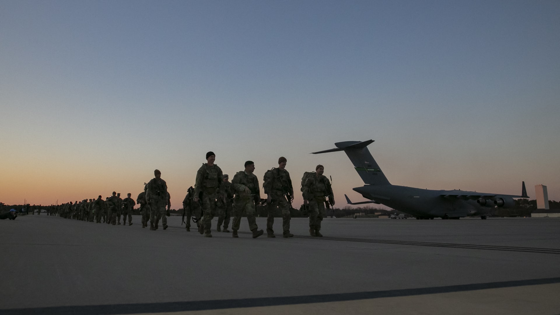 فيديو مزعوم لـ"إنزال جوي أمريكي فوق جزر إيرانية".. ما حقيقته؟