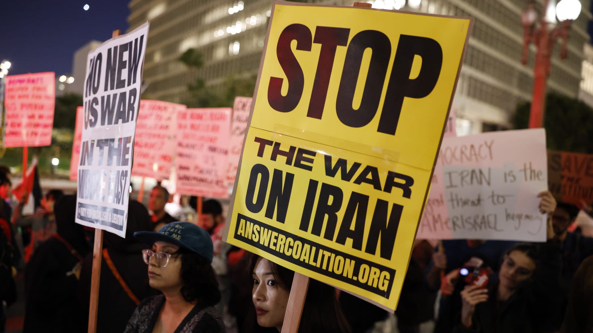 استطلاع رأي: كيف يرى الأمريكيون حرب ترامب ضد إيران؟