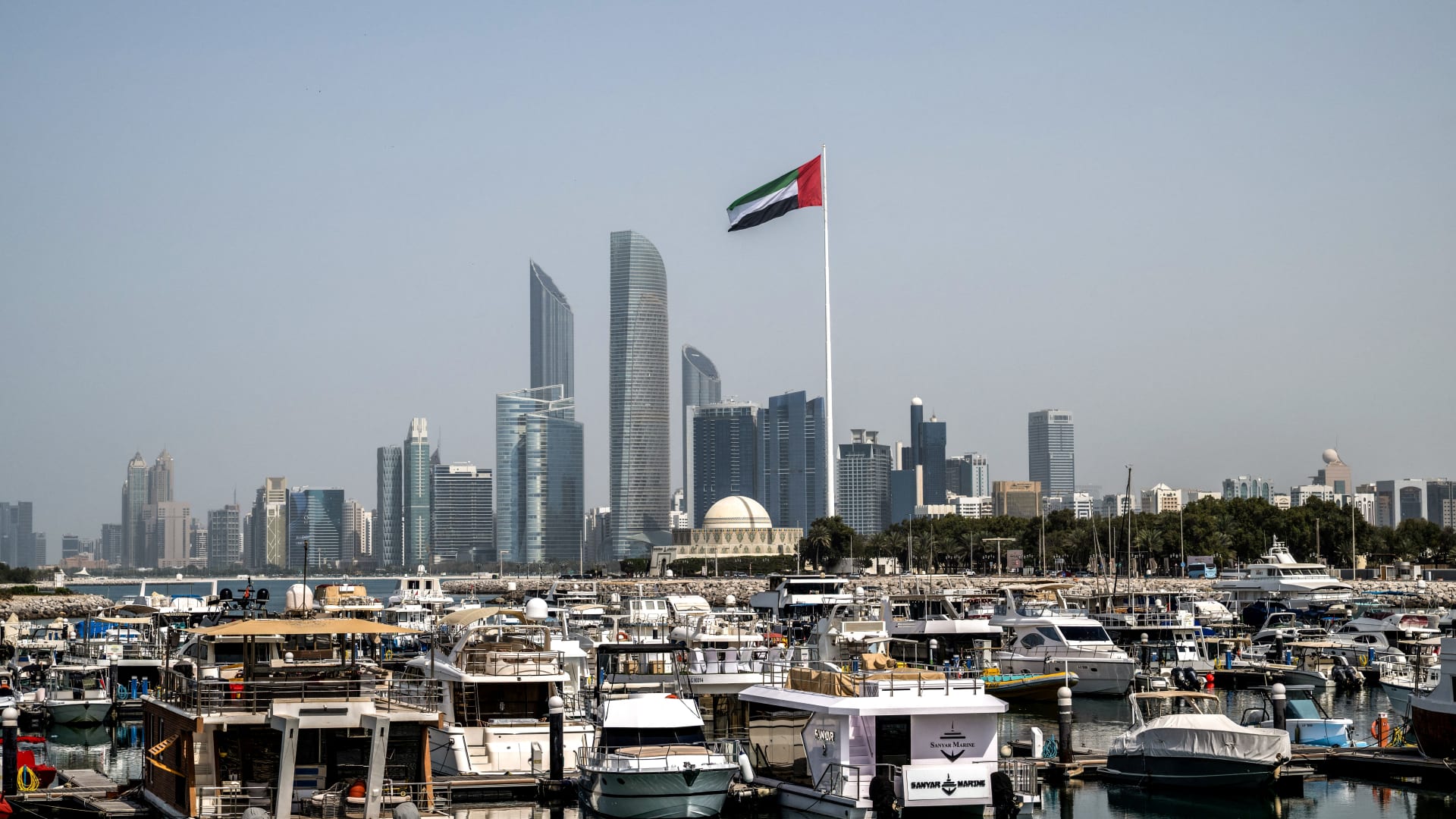 هكذا علق أمير سعودي على سقوط ضحايا بشظايا اعتراض صاروخ في أبوظبي