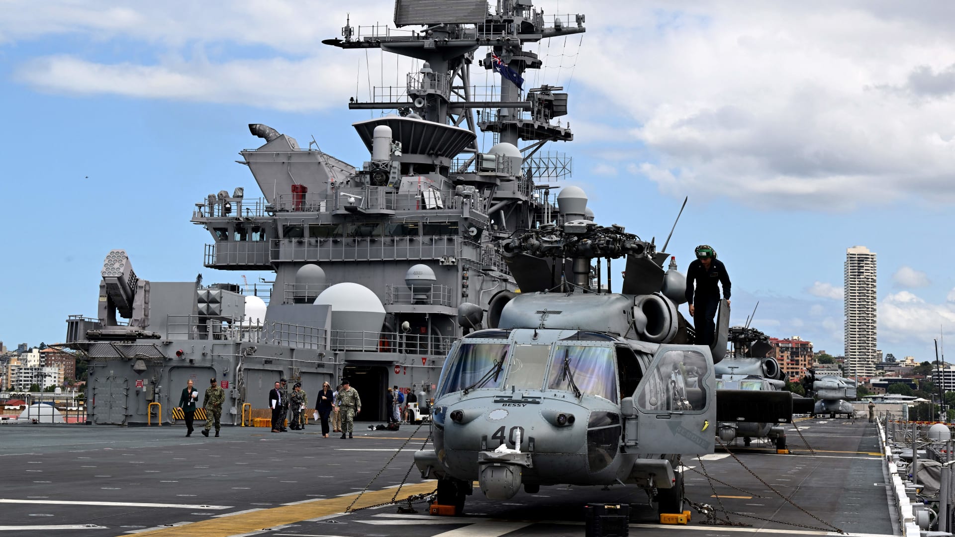 كم عدد قوات الجيش الأمريكي المتجهة للمنطقة.. والموجودة بالفعل؟