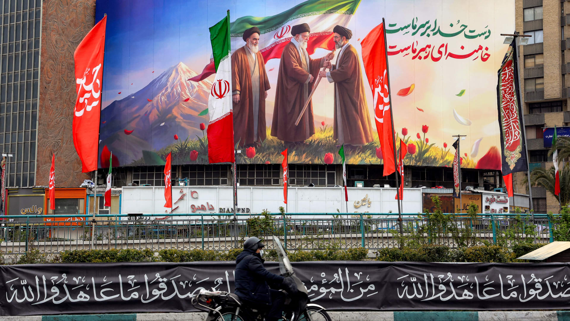 ترامب يزعم أن الاستخبارات الأمريكية أبلغته بأن مجتبى خامنئي "مثلي الجنس"