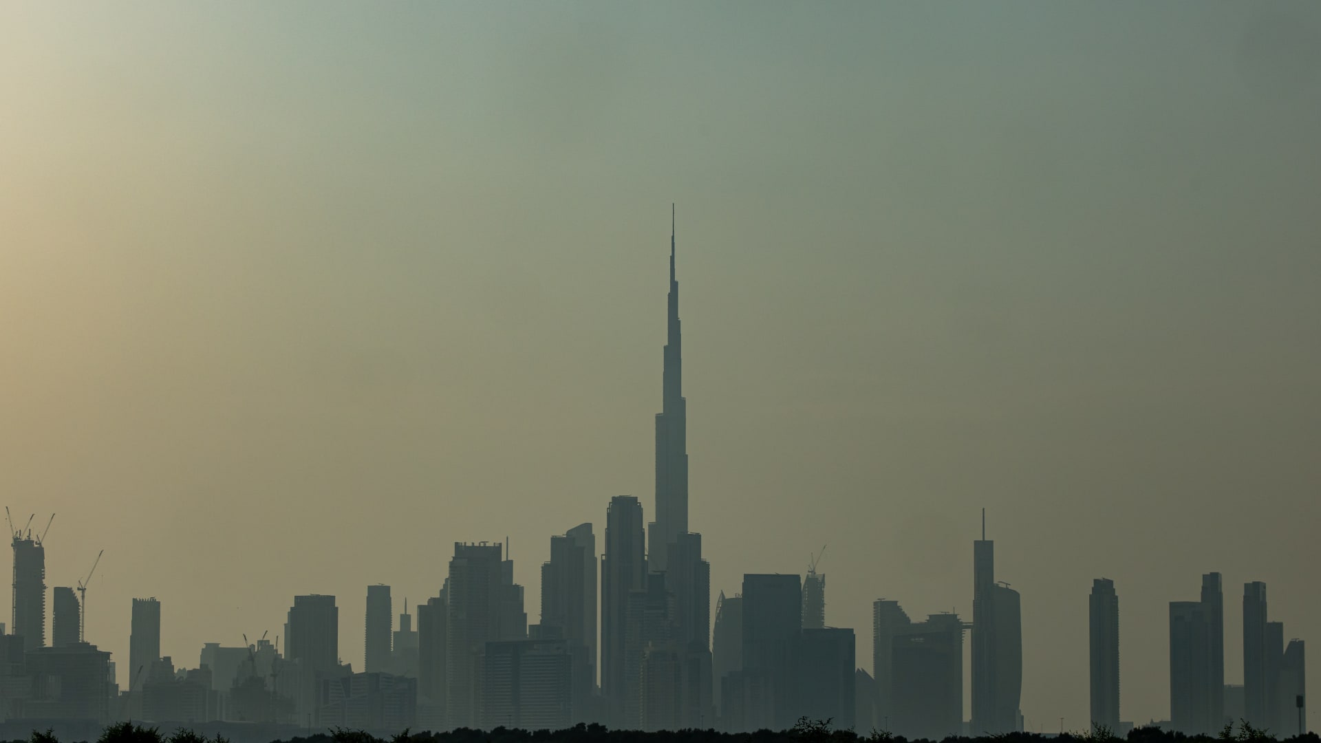 ومضات البرق أعلى برج خليفة تخطف الأنظار وسط التقلبات الجوية