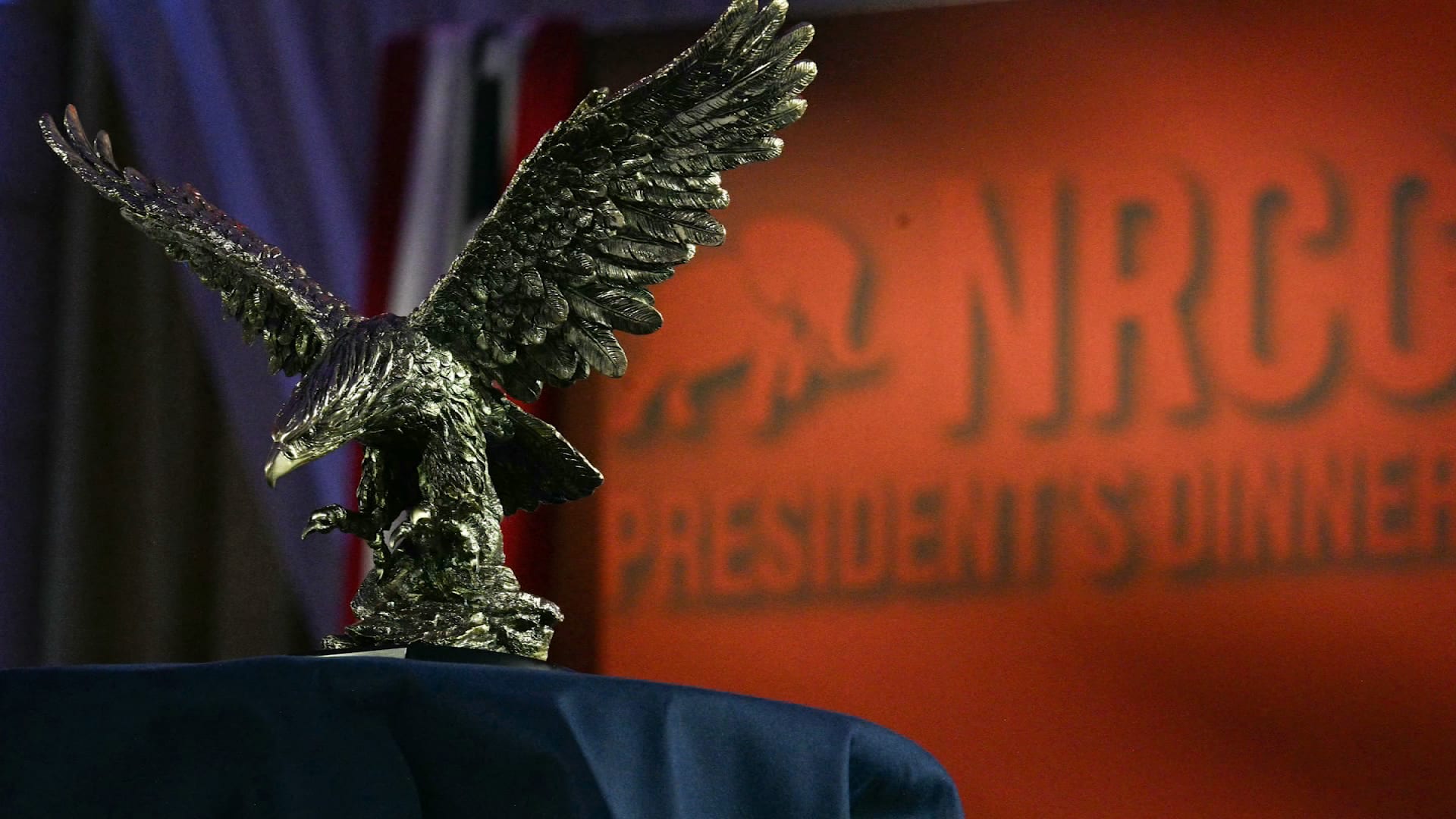 صنعت خصيصًا له.. الجمهوريون يستحدثون جائزة جديدة ويمنحونها لترامب