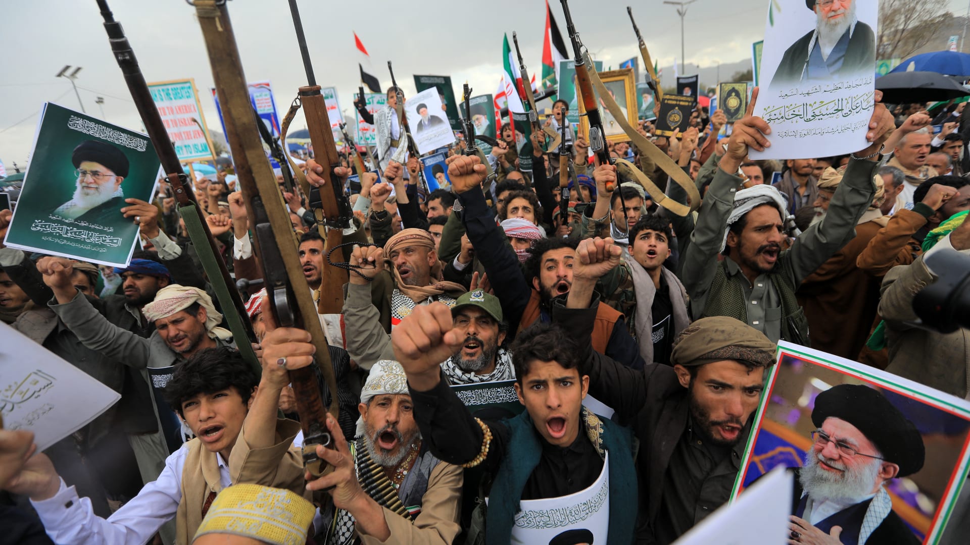 الحوثيون يهددون بدخول الحرب دعما لإيران وإغلاق مضيق باب المندب في هذه الحالة