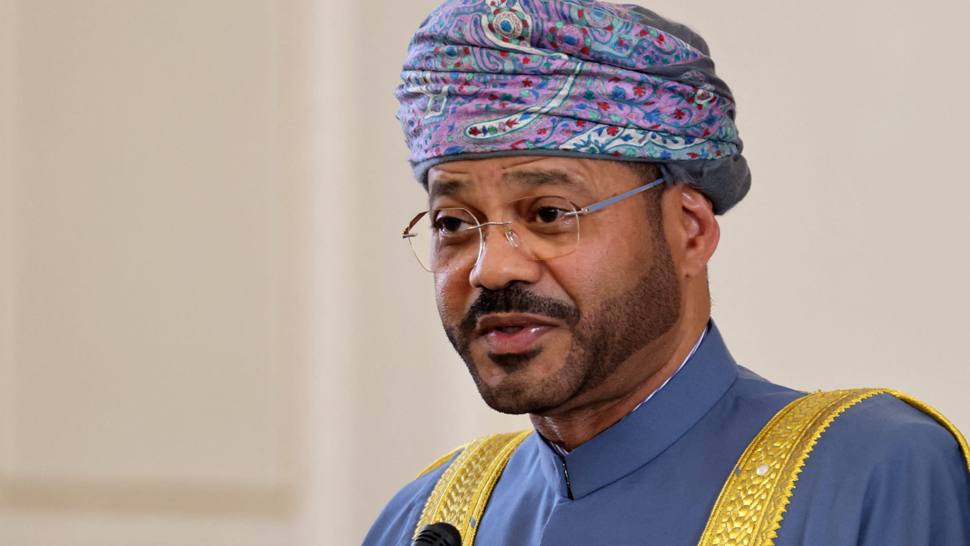 سلطنة عُمان: استهداف ميناء صلالة بمسيرتين وإصابة وافد
