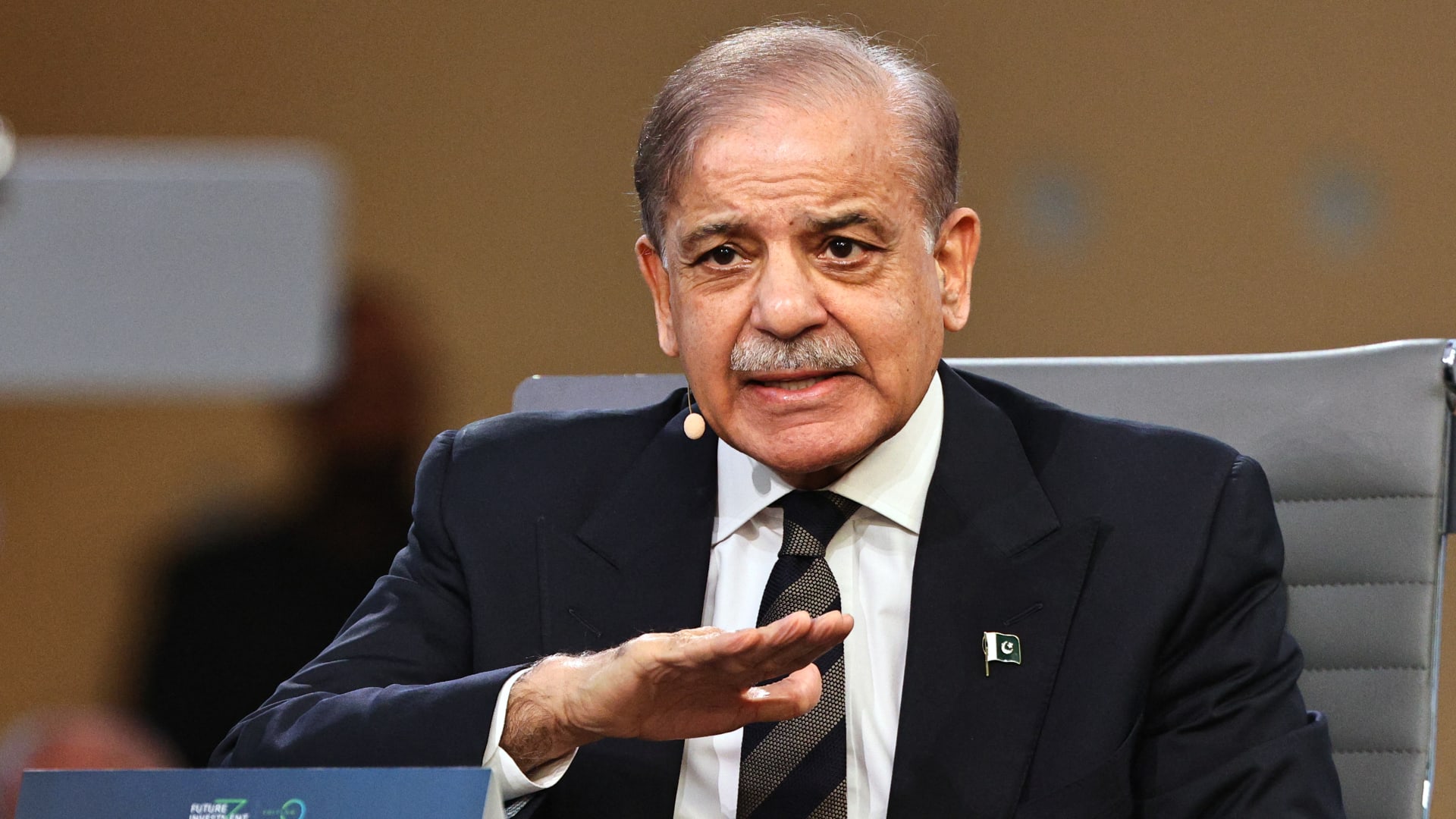 رئيس وزراء باكستان يدين هجمات إسرائيل على إيران في اتصال مع بزشكيان