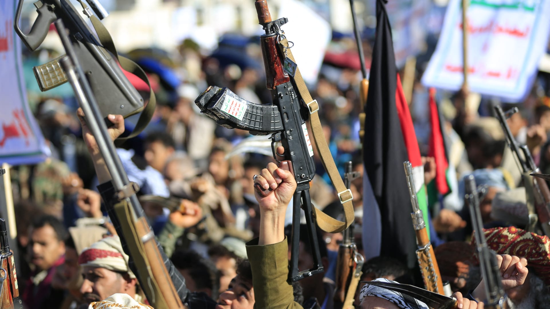 بعد انضمامهم للحرب دعما لإيران.. ماذا نعرف عن المتمردين الحوثيين؟