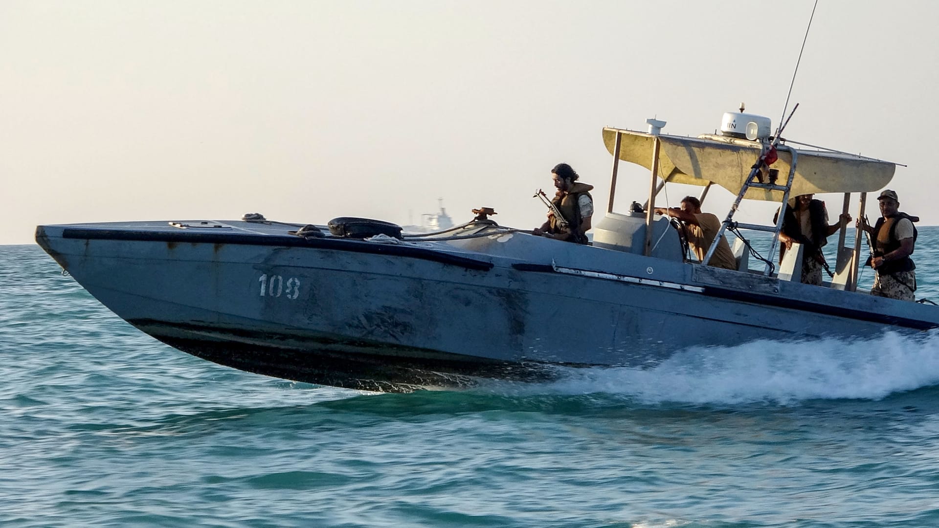 مخاطر دخول الحوثيين في الحرب على صادرات النفط والشحن في مضيق باب المندب