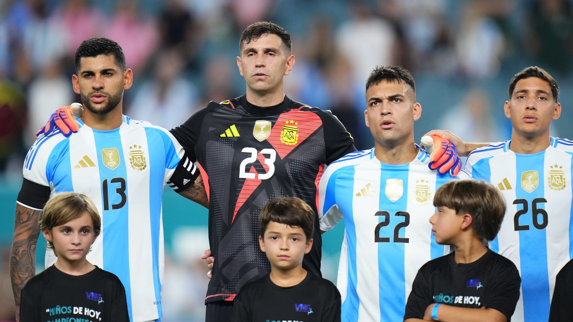 حارس منتخب الأرجنتين يوبّخ زملاءه بعد مباراة موريتانيا لهذا السبب