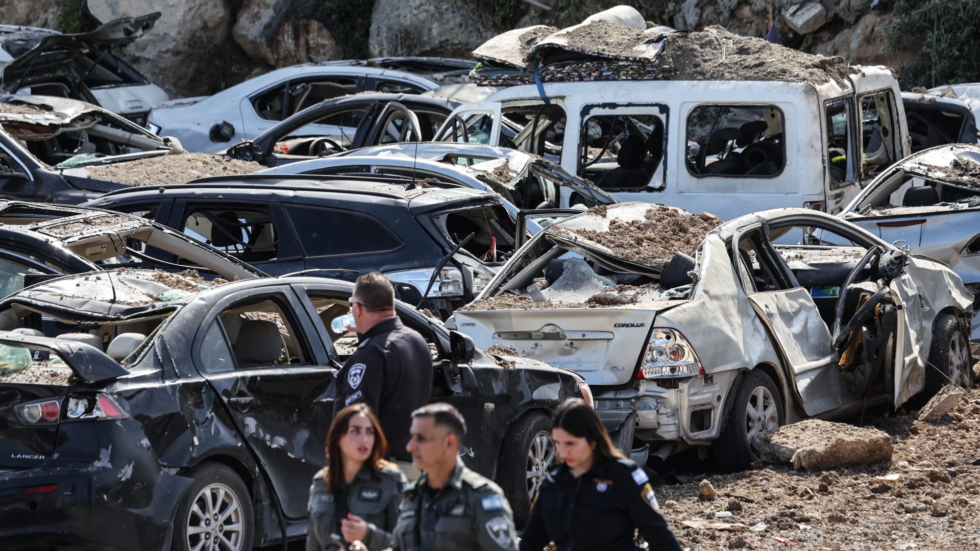 إسرائيل..11 مُصابًا ودمار واسع جراء سقوط حطام صاروخ إيراني بعد اعتراضه