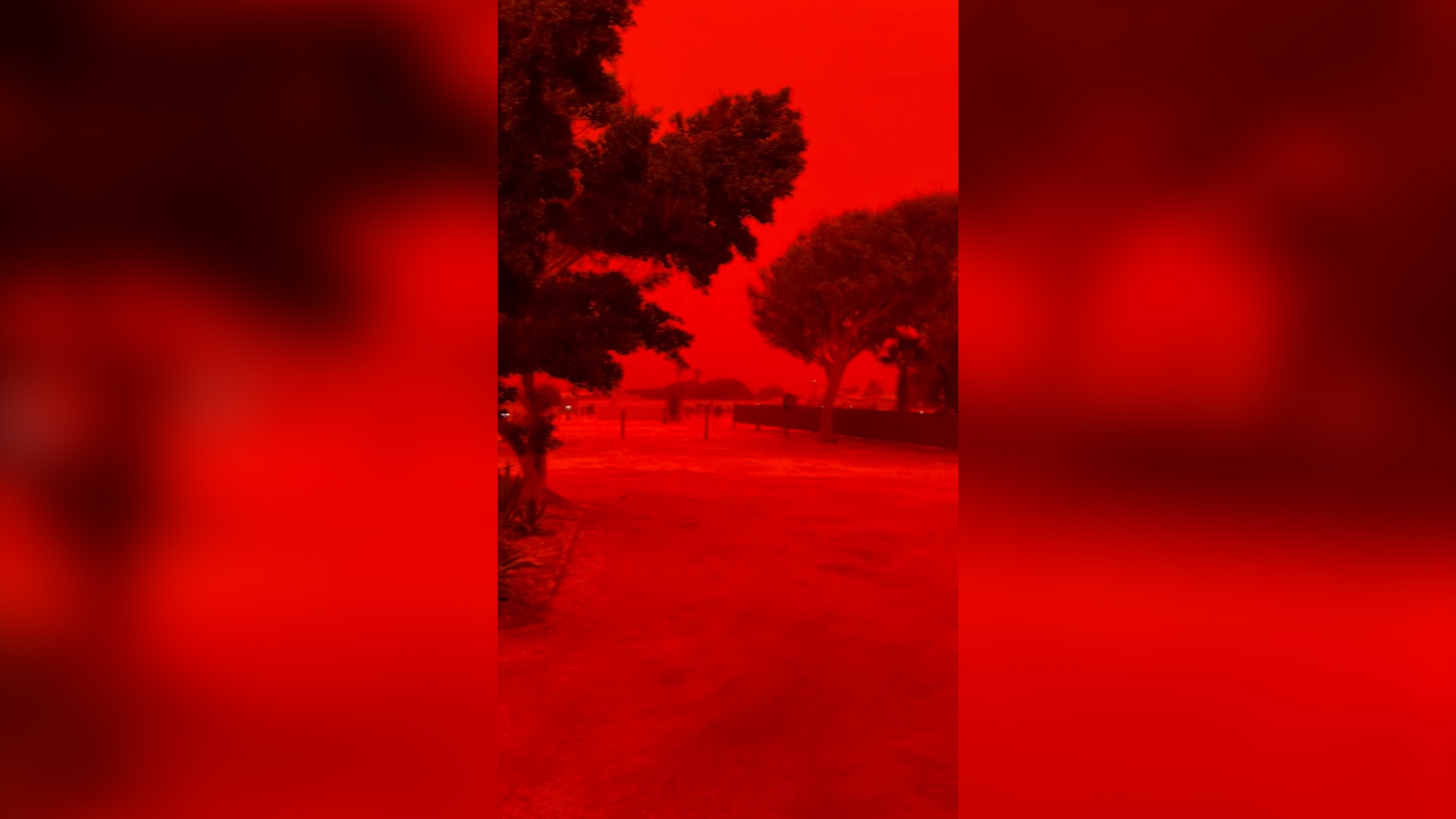 مشهد غريب.. سماء بلون الدم تسبق إعصارًا مداريًا في غرب أستراليا