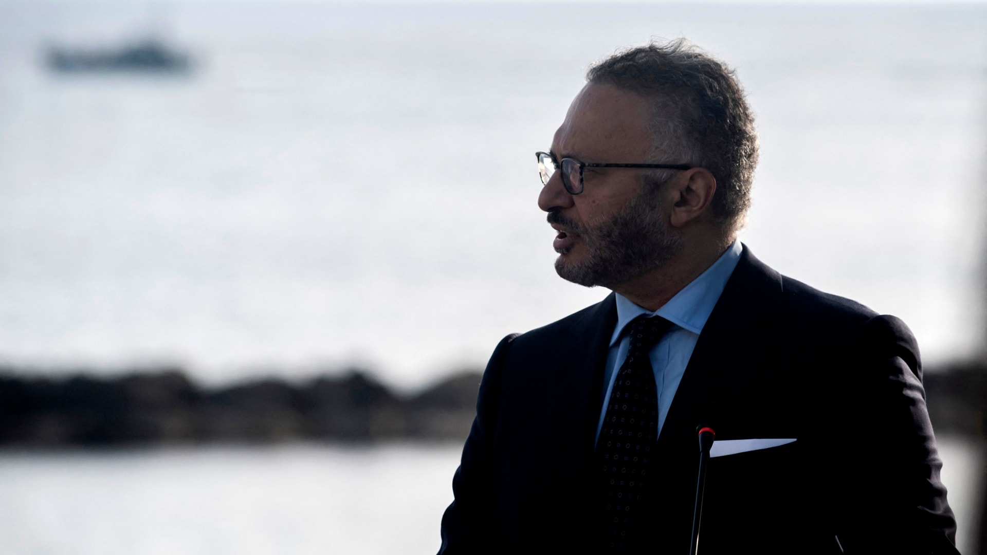 "يحتاج تعويضات".. قرقاش يتحدث عن شروط الحل السياسي لهجمات إيران على دول الخليج