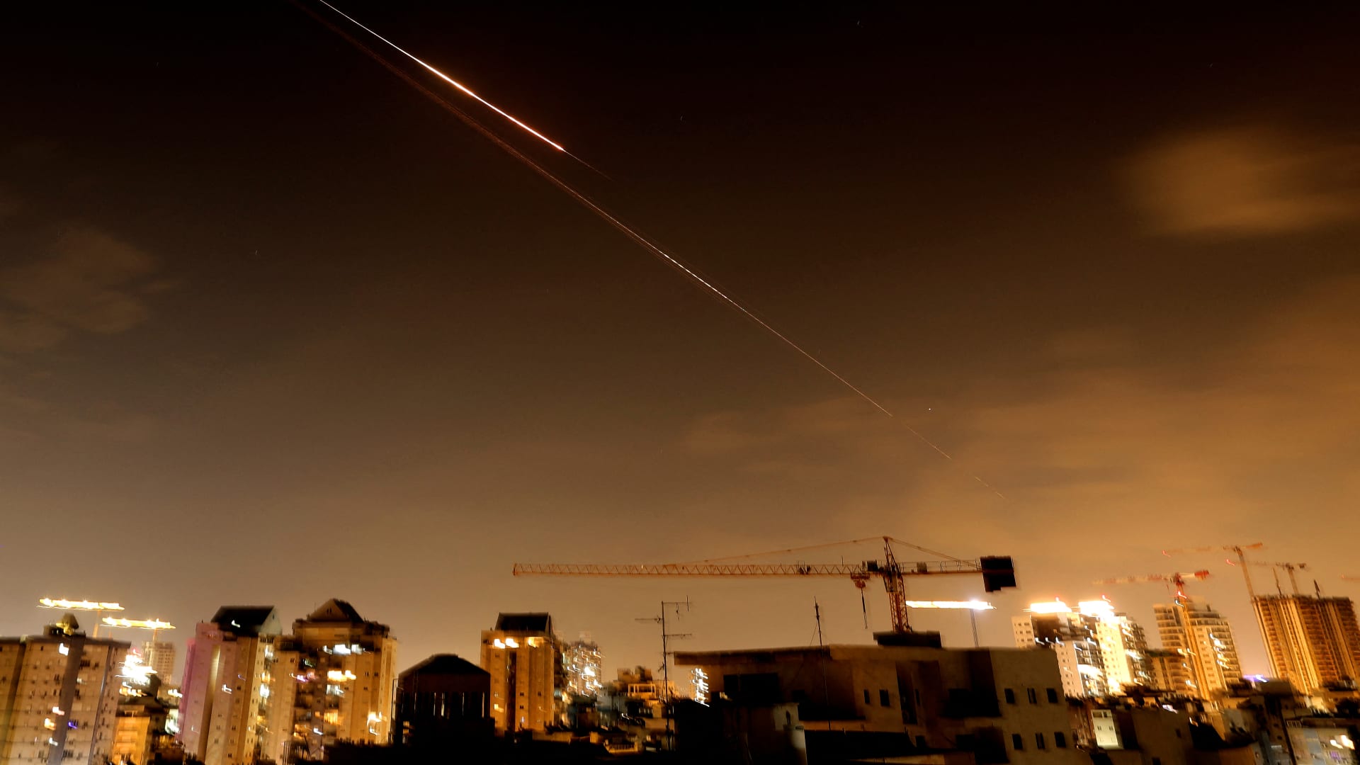 حريق هائل في مجمع صناعي بإسرائيل بعد تعرضه لهجوم