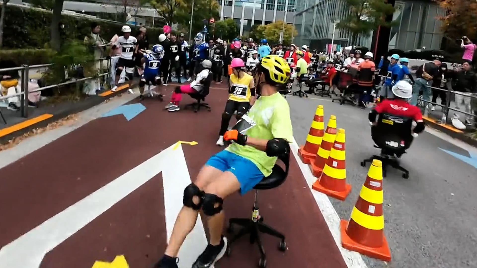 على طريقة الفورمولا 1.. شاهد سباق "كراسي المكاتب" الفريد من نوعه باليابان