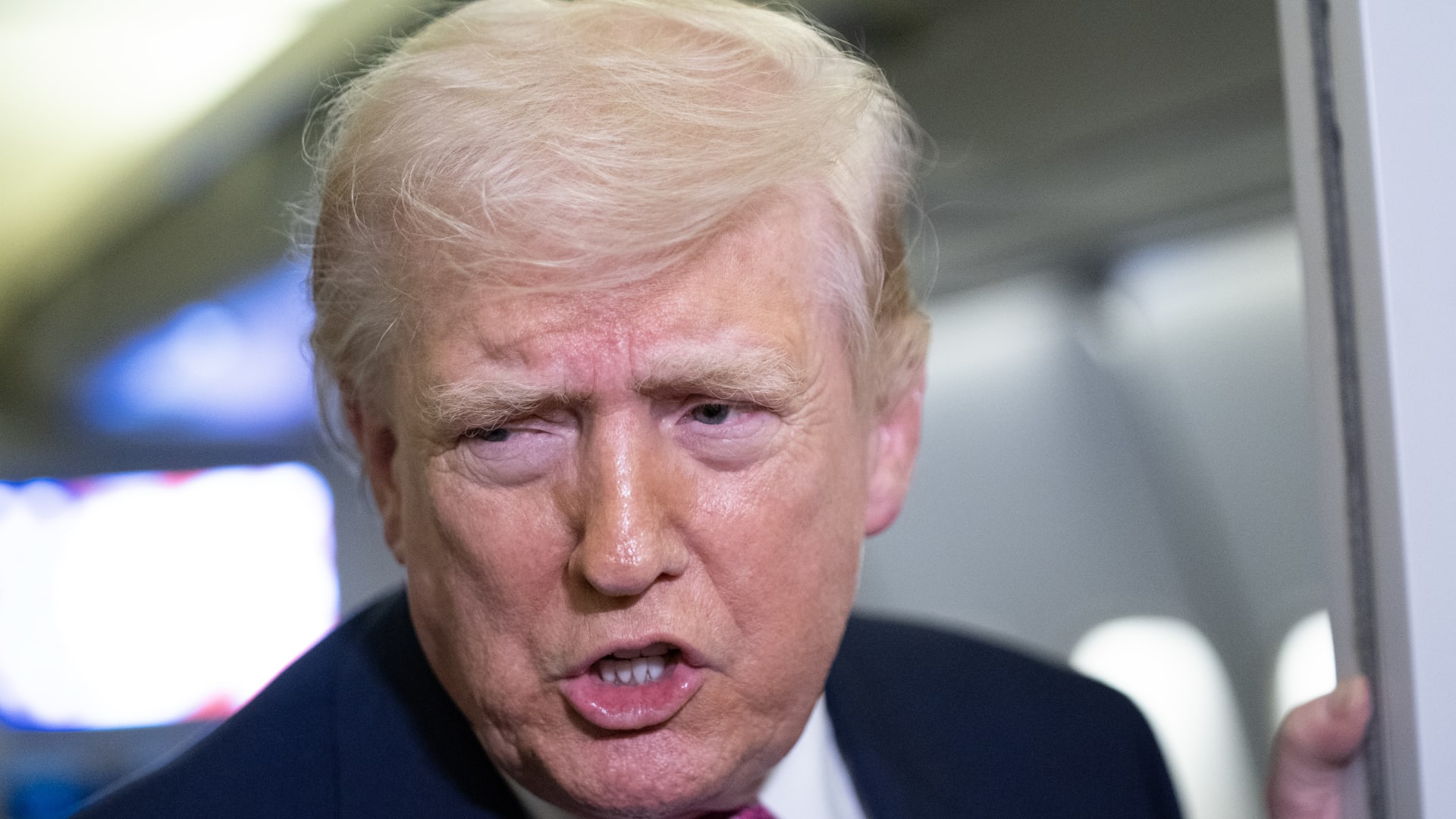 ترامب يلوح باستيلاء أمريكا على نفط إيران وجزيرة خرج