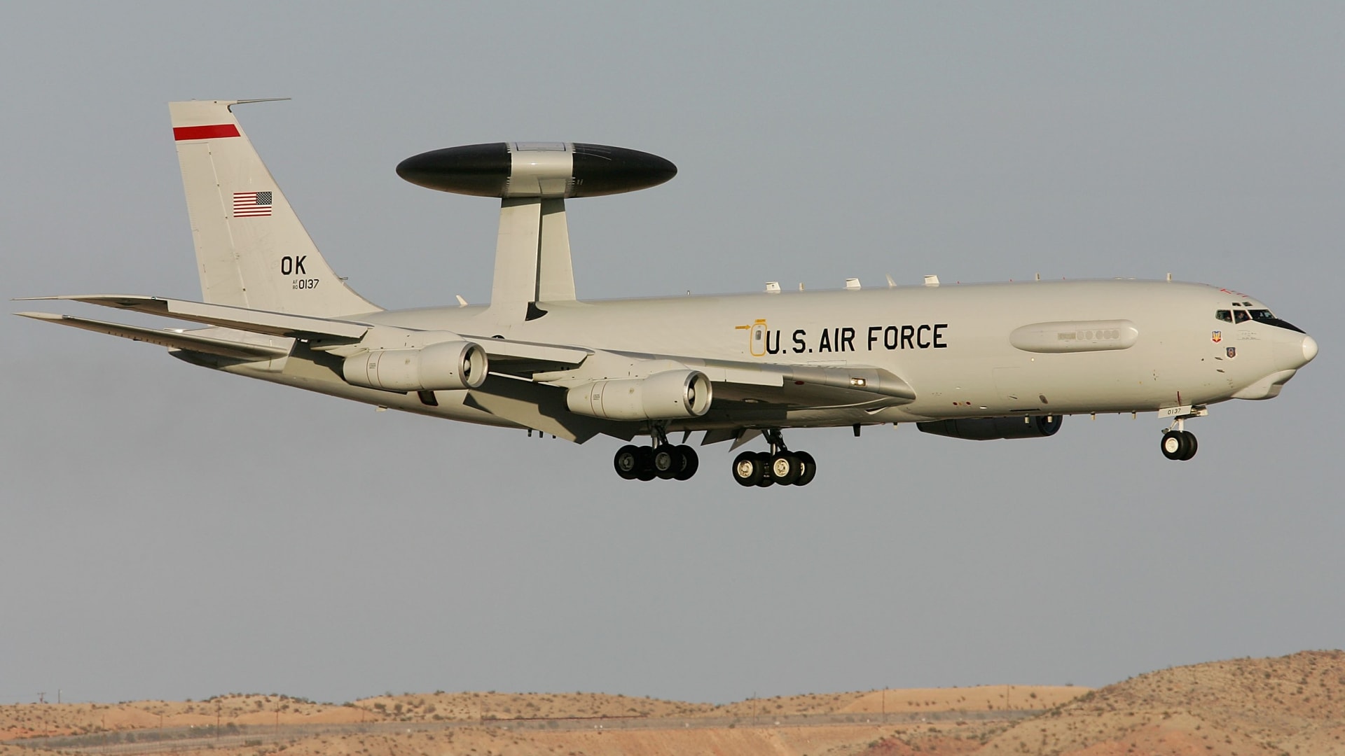 صور تُظهر تدمير طائرة رادار أمريكية في قاعدة بالسعودية بضربة إيرانية