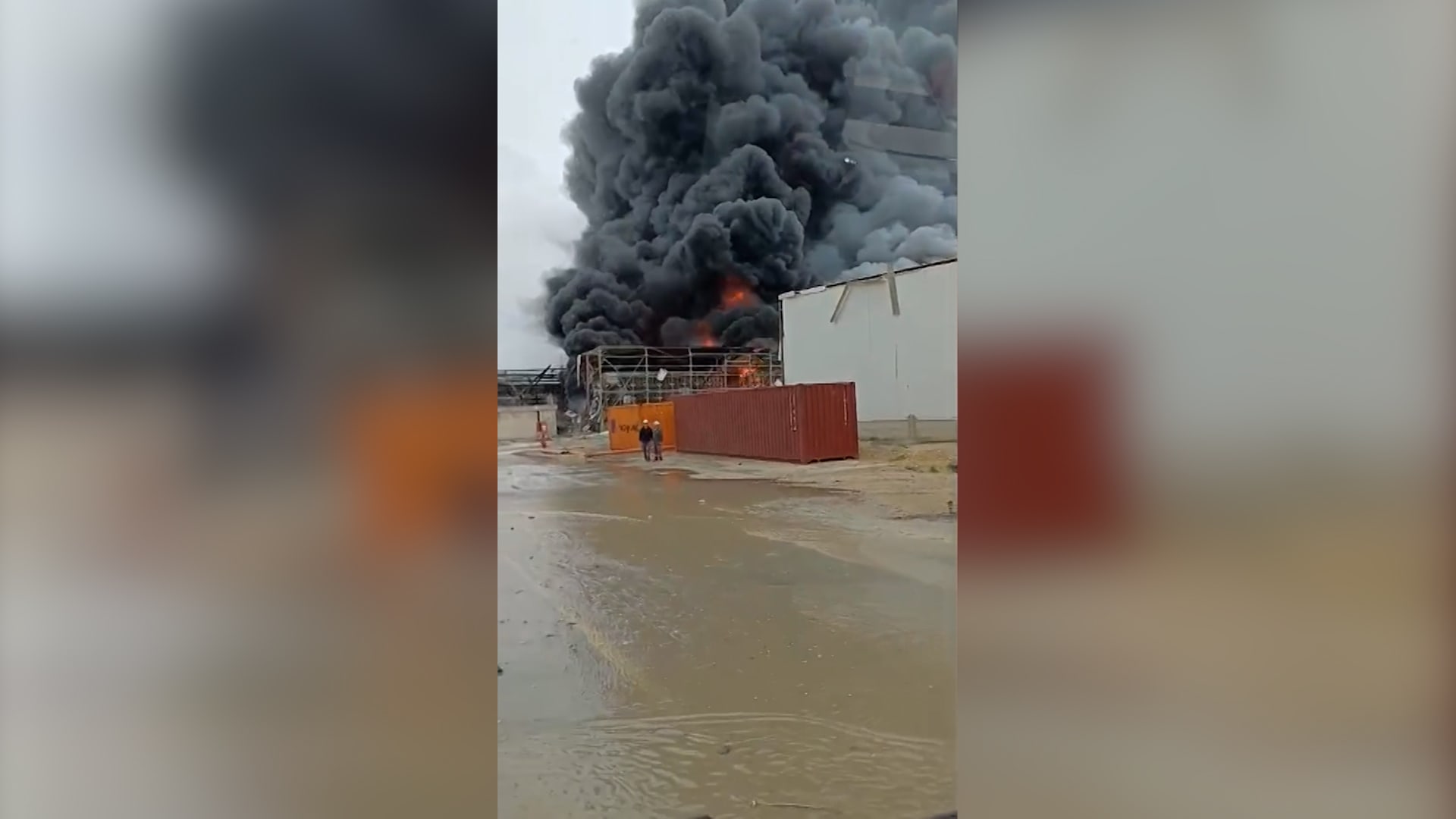 شاهد.. حريق ضخم بموقع صناعي وسط إسرائيل نتيجة اعتراض هجوم