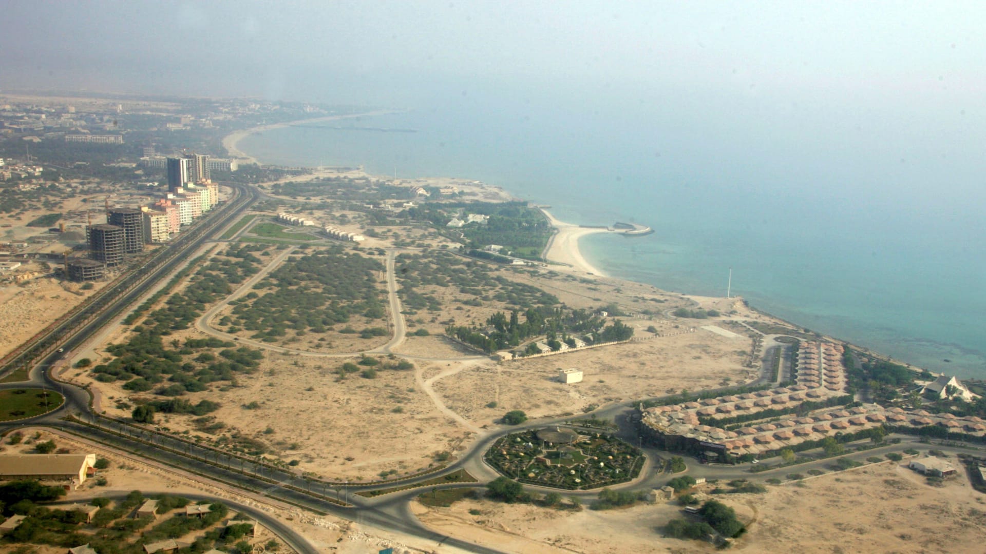 خط الدفاع الإيراني.. كيف تتحكم 7 جزر في شريان النفط العالمي؟