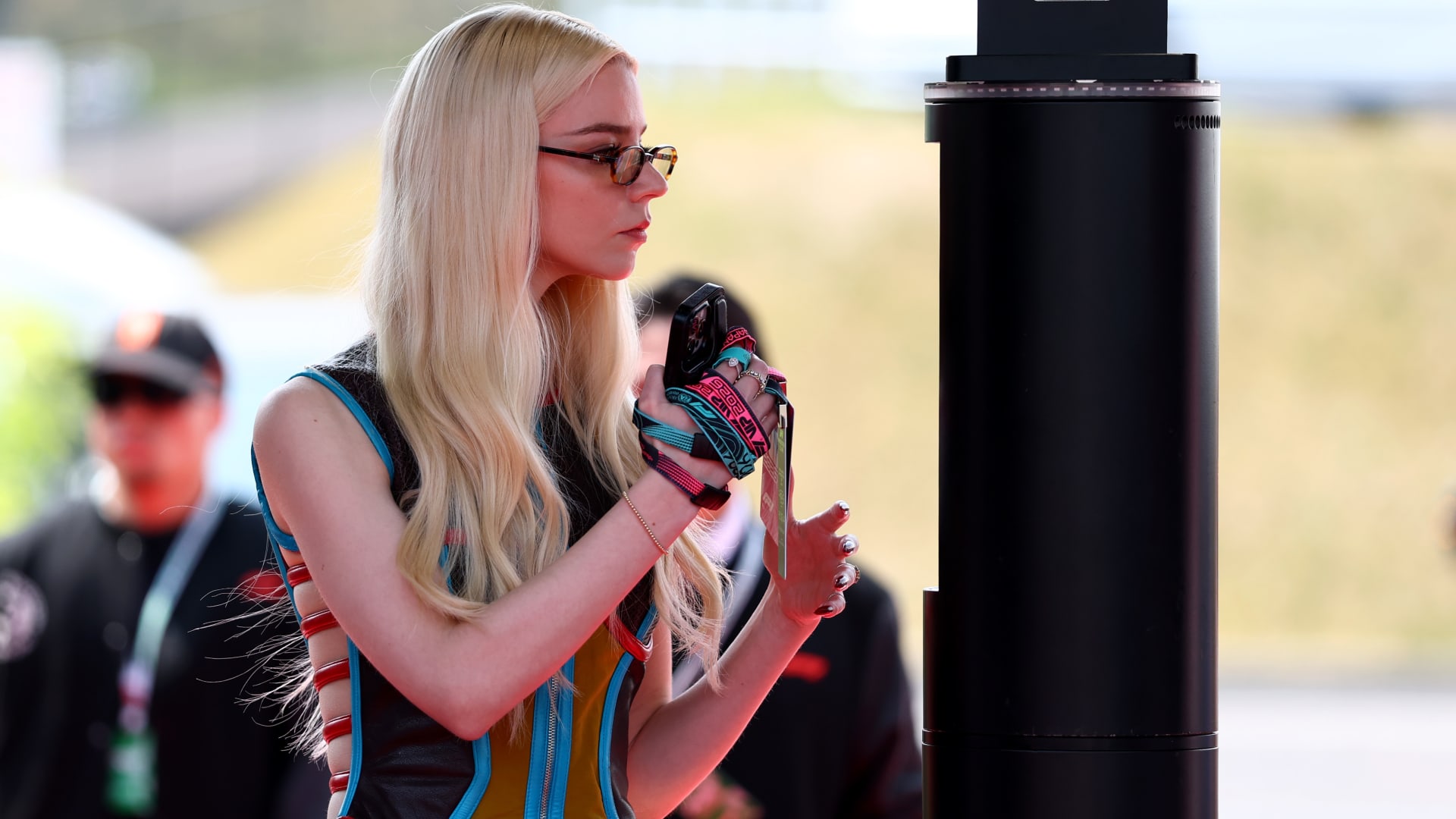 آنيّا تايلور-جوي ترتدي كورسيه جلدي من التسعينيات في اليابان