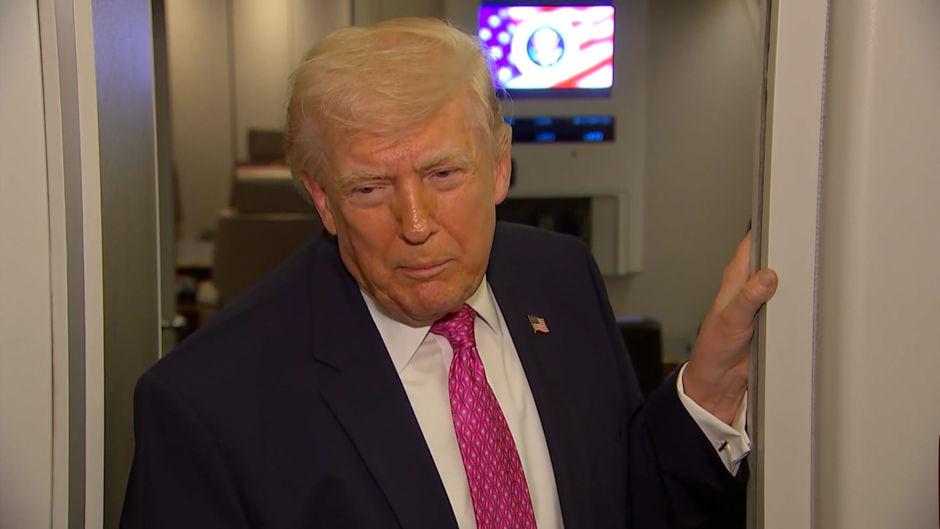 "كوبا دولة ستنهار وستكون التالية".. شاهد ما قاله ترامب للصحفيين بطائرة الرئاسة