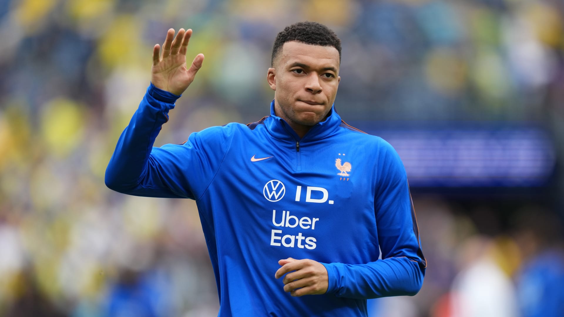 تقمص دور لاعب كرة سلة.. مشهد طريف لمبابي في غرفة ملابس منتخب فرنسا