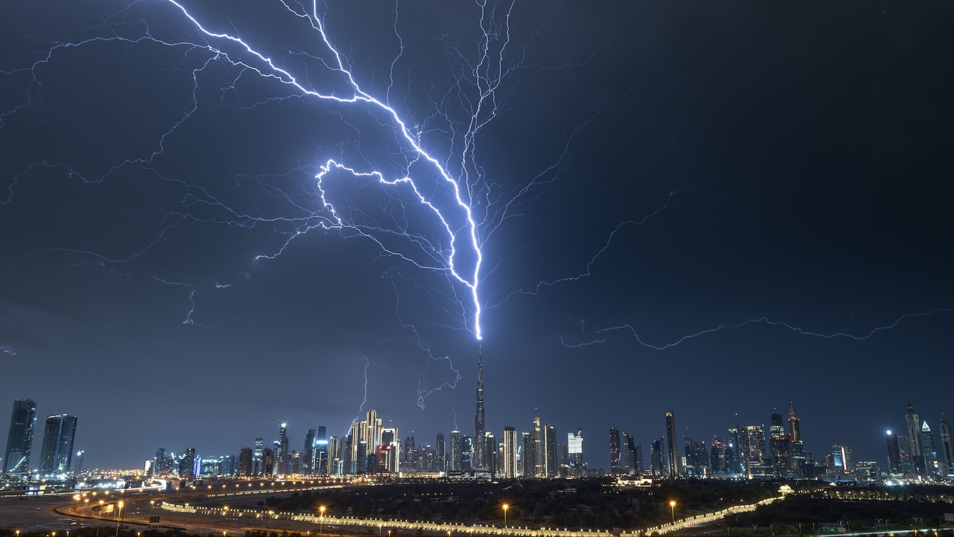 "رقصة فوضوية".. مصور يوثق لحظة ضرب صاعقة برق لبرج خليفة في دبي