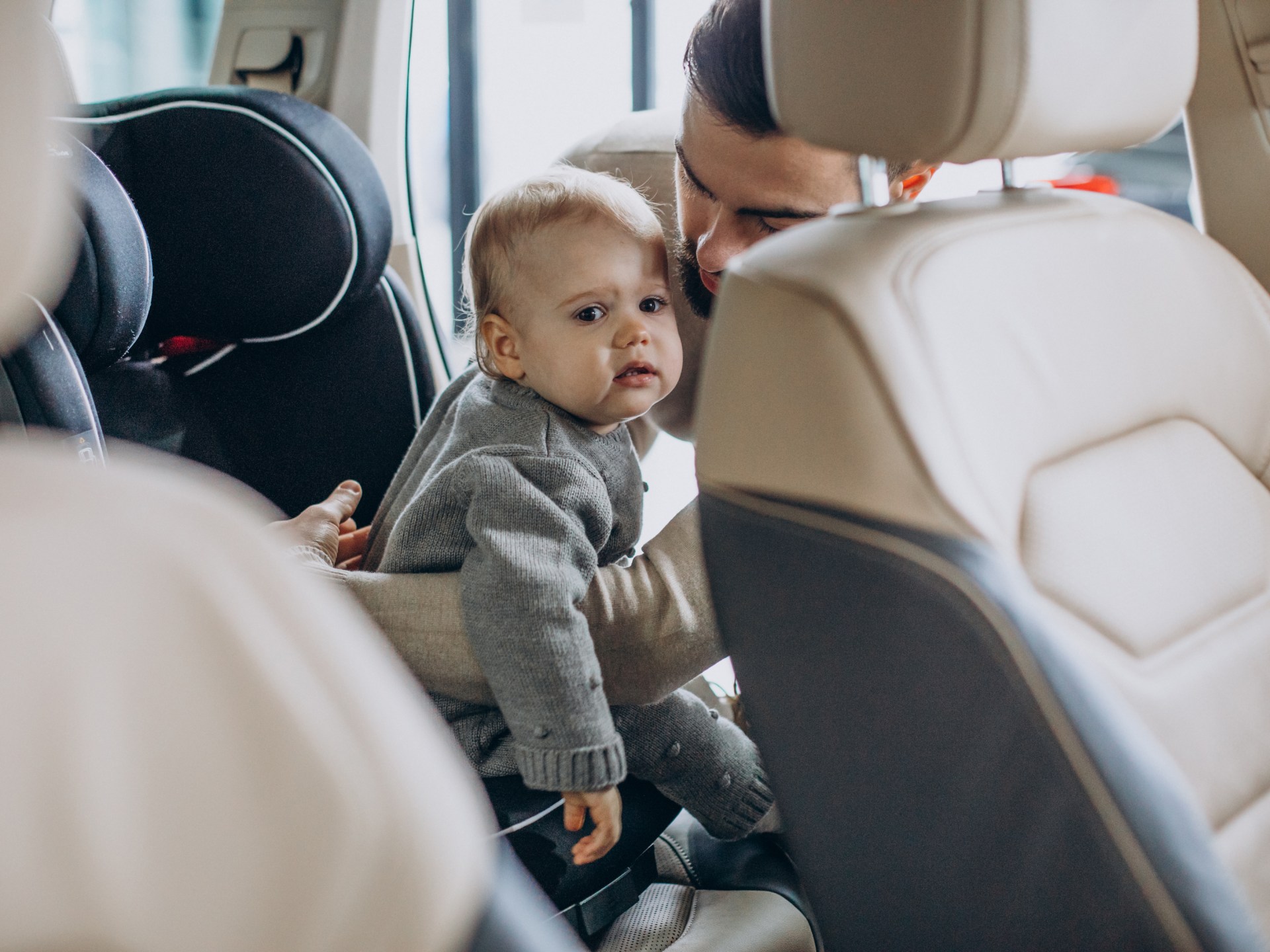 كيف تتحول مقاعد الأطفال في السيارة إلى خطر؟ 6 أخطاء شائعة قد تهدد حياتهم