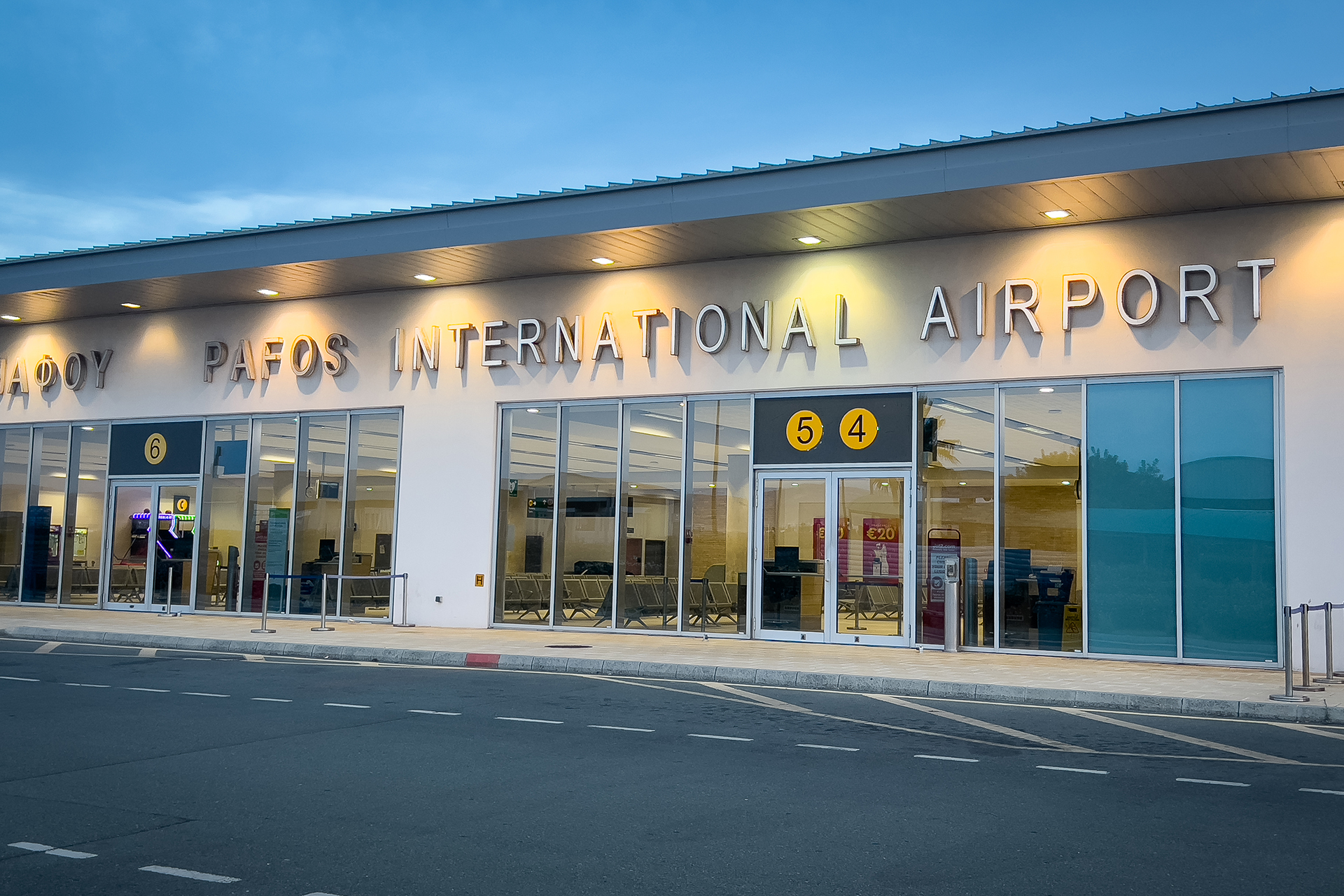 قبرص ترفع التأهب وتخلي مطار بافوس ومغادرة جماعية لطائرات