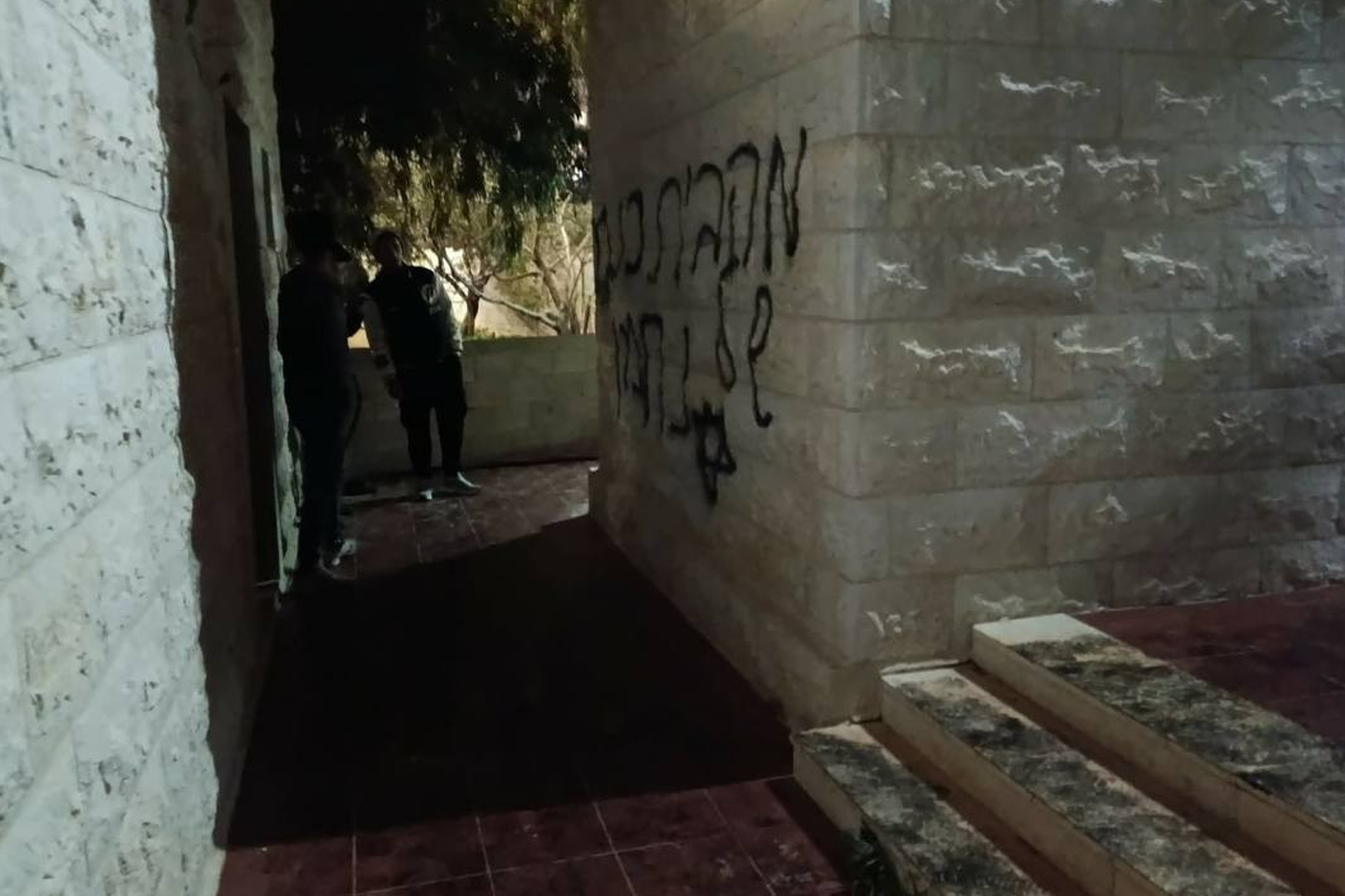 مستوطنون يحرقون جزءا من مسجد بنابلس والاحتلال يصعّد اعتقالاته بالضفة